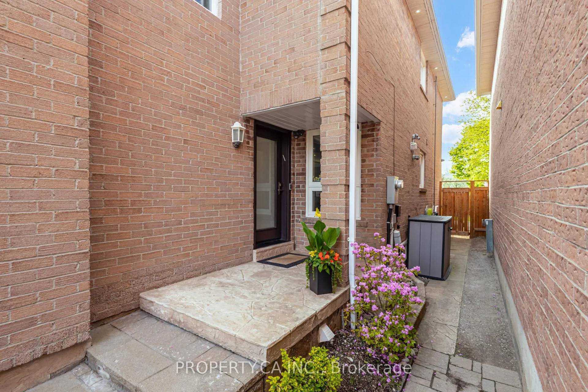 Photo 4 of 150 Brookmill Drive, Vaughan, Brownridge — HOMEH