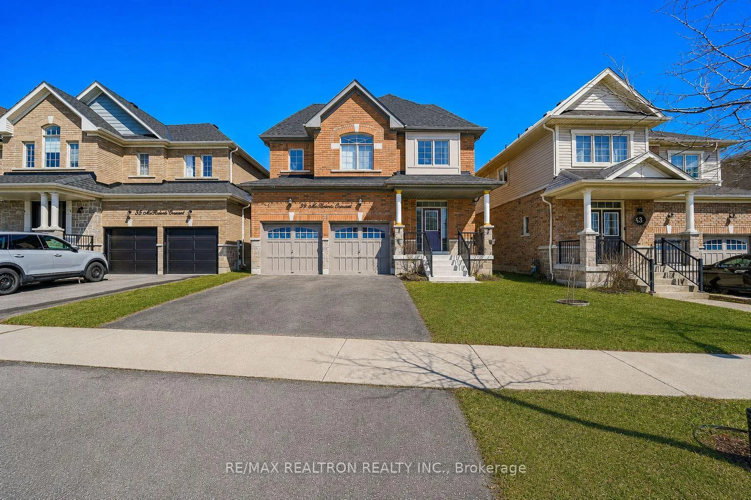 Photo 2 of 39 Mcroberts Crescent, Clarington, Courtice — HOMEH