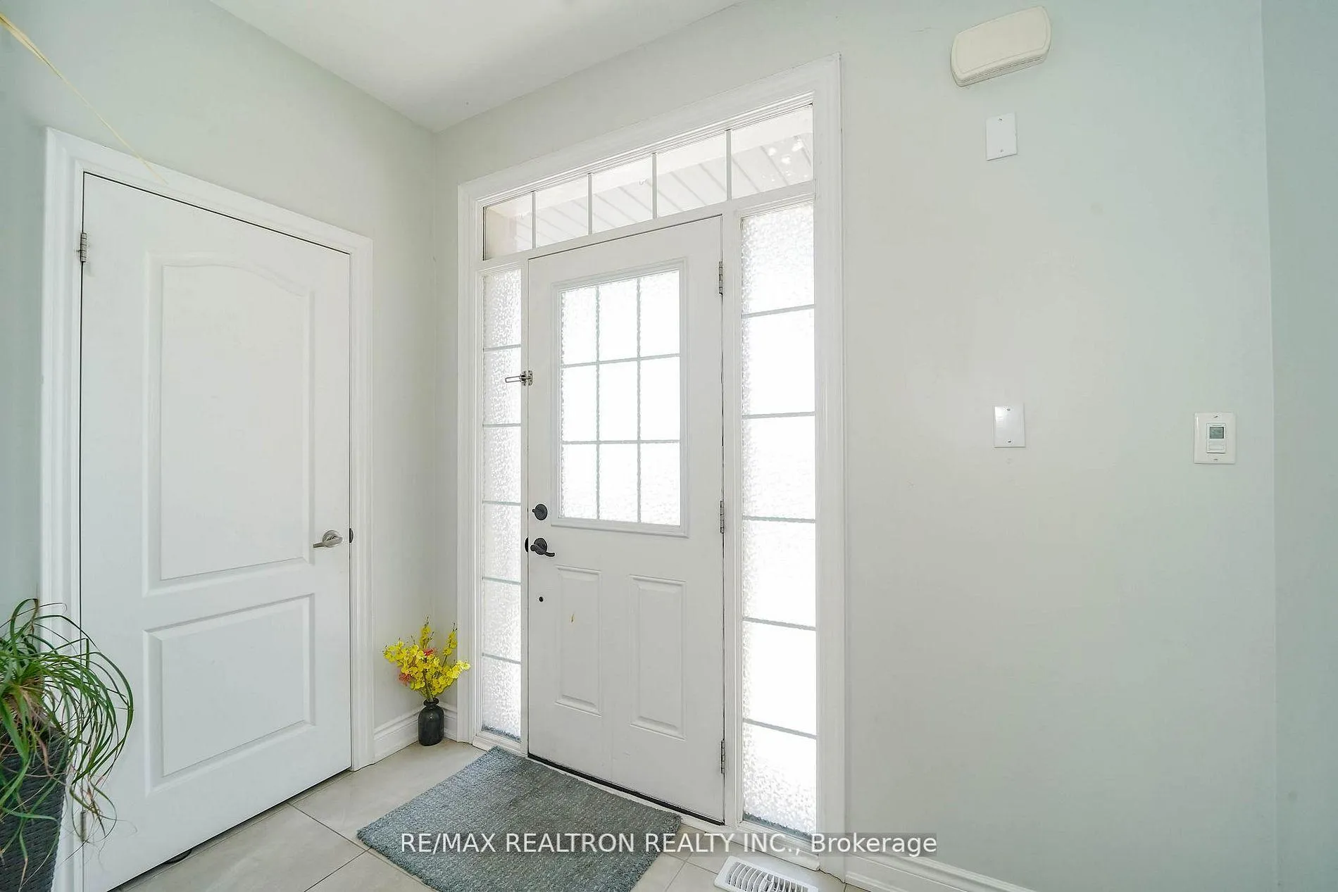 Photo 4 of 39 Mcroberts Crescent, Clarington, Courtice — HOMEH