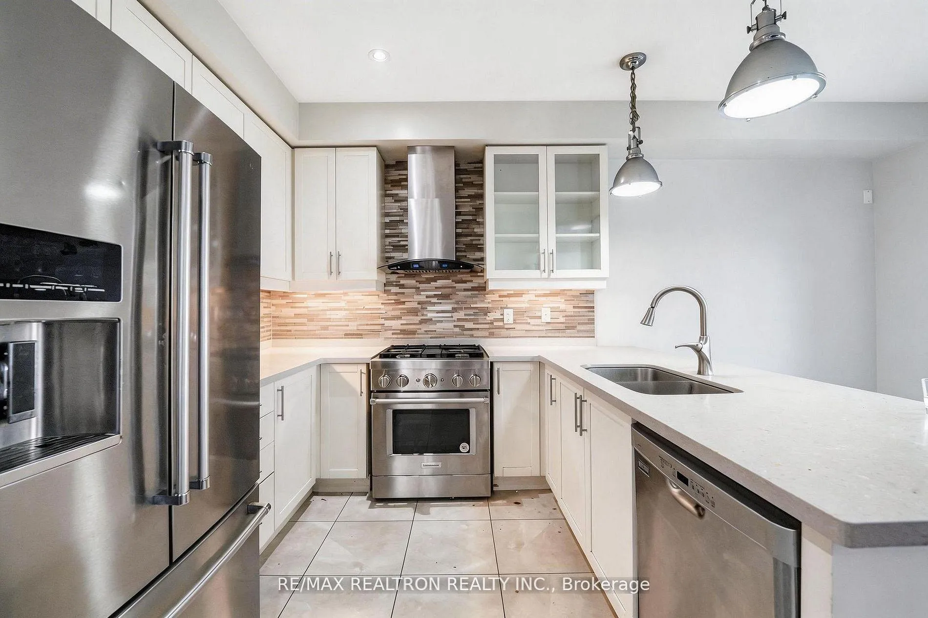 Photo 10 of 39 Mcroberts Crescent, Clarington, Courtice — HOMEH