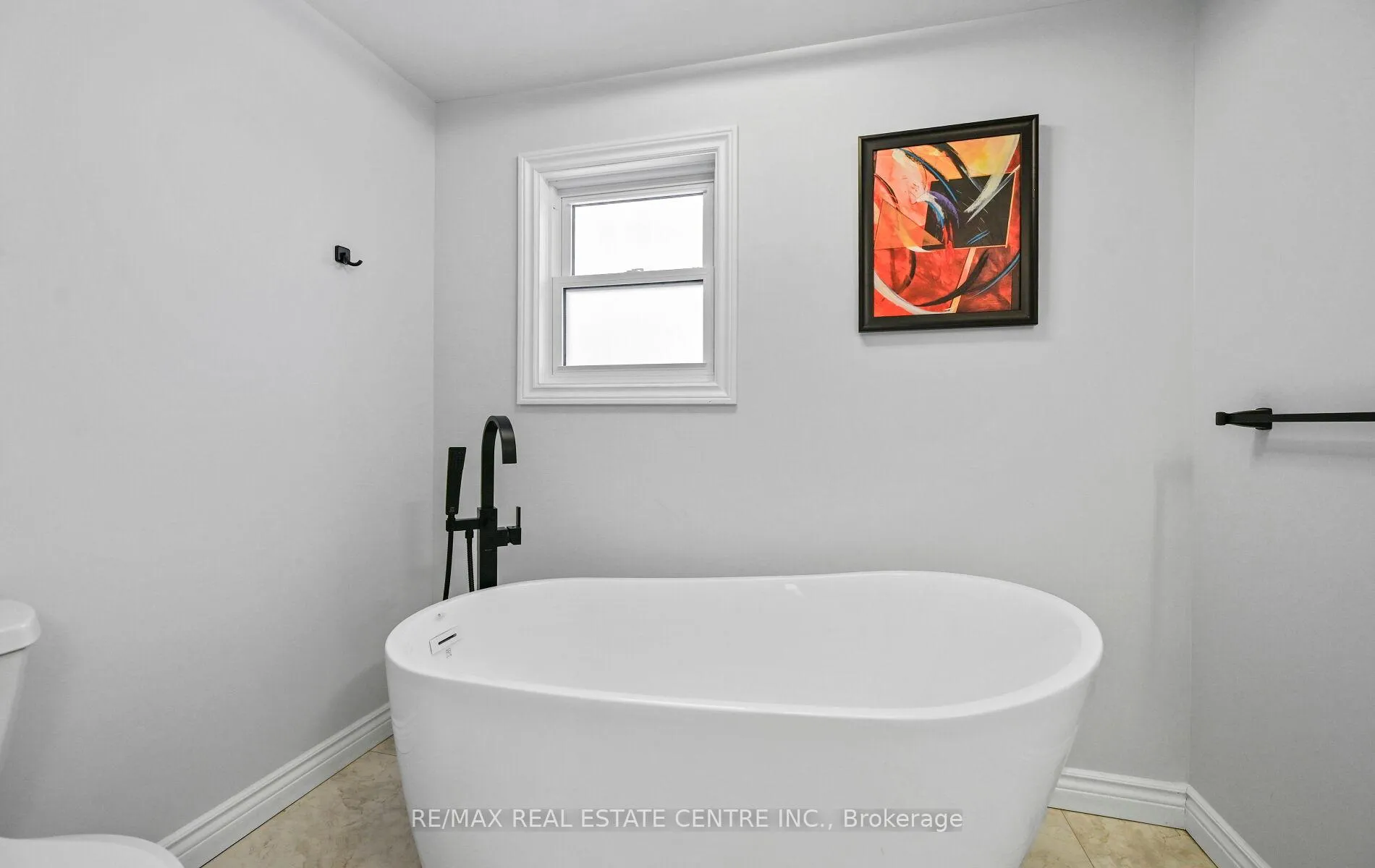 Photo 26 of 84 Viscount Road, Brantford, Lynden Hills — HOMEH