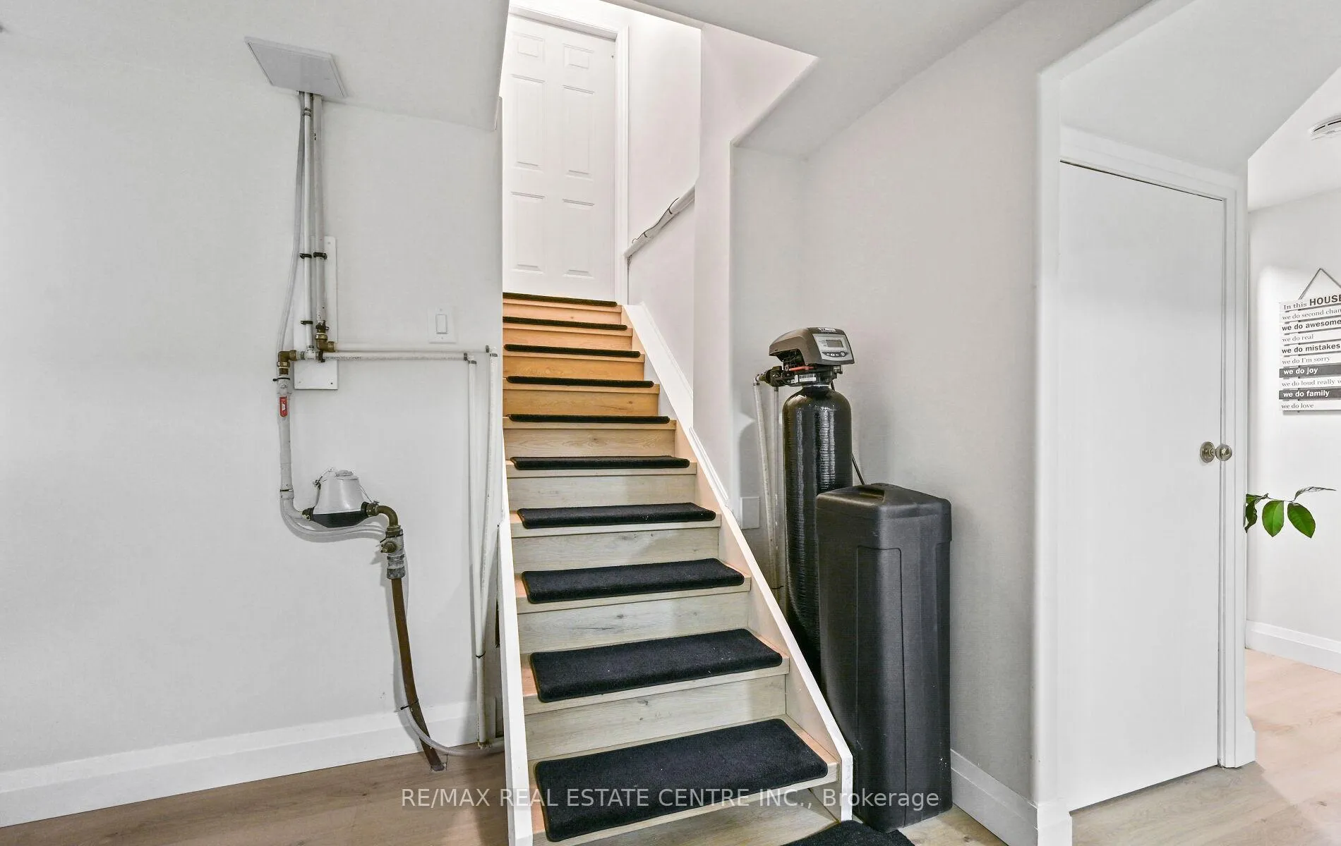 Photo 44 of 84 Viscount Road, Brantford, Lynden Hills — HOMEH