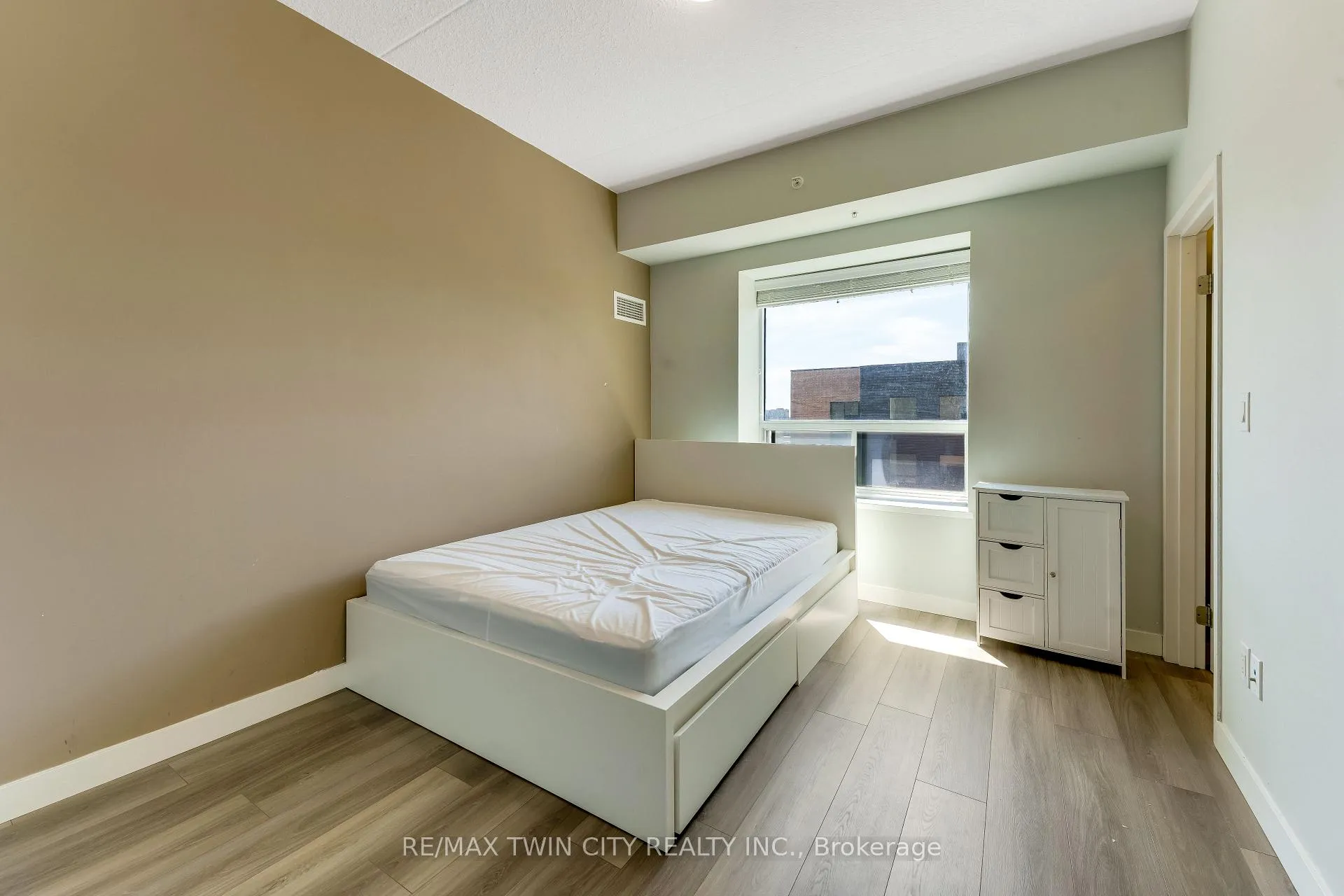 Photo 10 of Unit 1102, 318 Spruce Street E, Waterloo, Downtown Waterloo — HOMEH