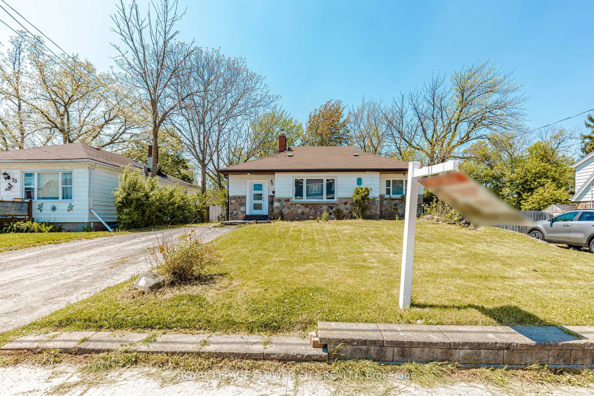 Photo 2 of 37 Warwick Road, Hamilton, Stoney Creek — HOMEH