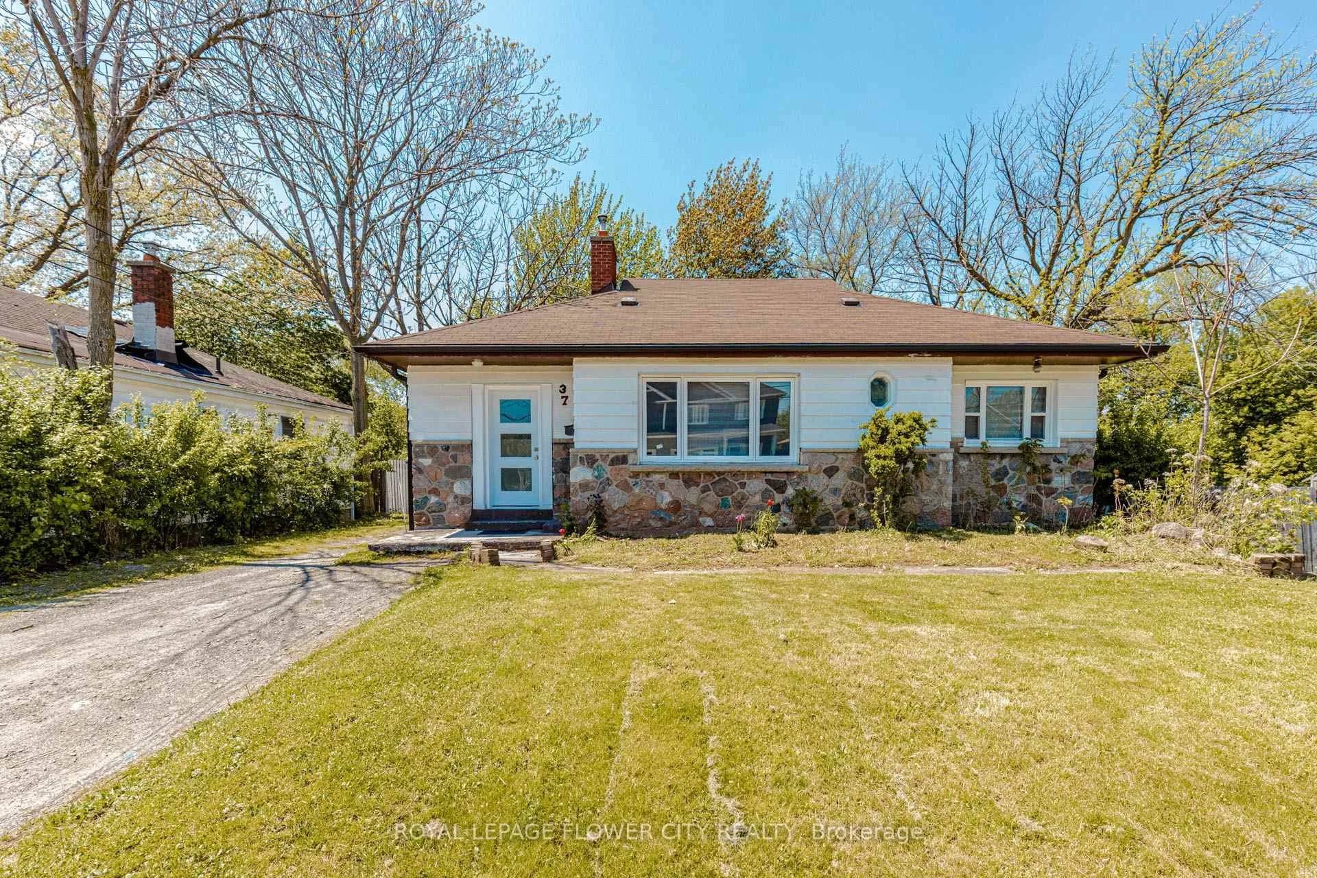 Photo 1 of 37 Warwick Road, Hamilton, Stoney Creek — HOMEH