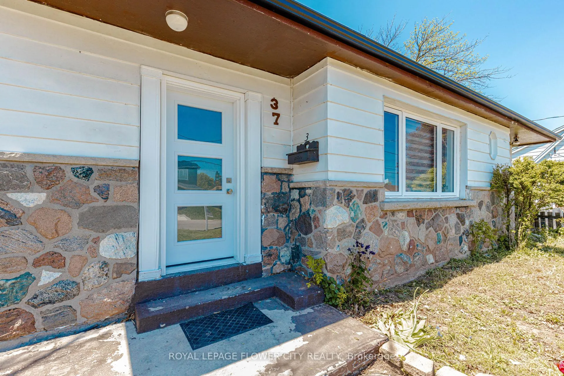 Photo 3 of 37 Warwick Road, Hamilton, Stoney Creek — HOMEH