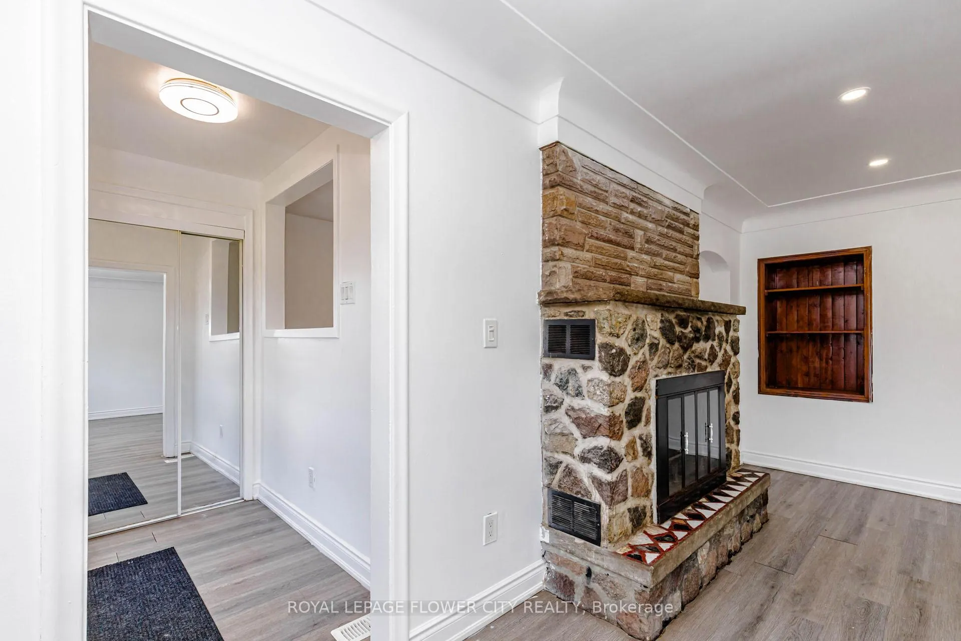 Photo 5 of 37 Warwick Road, Hamilton, Stoney Creek — HOMEH