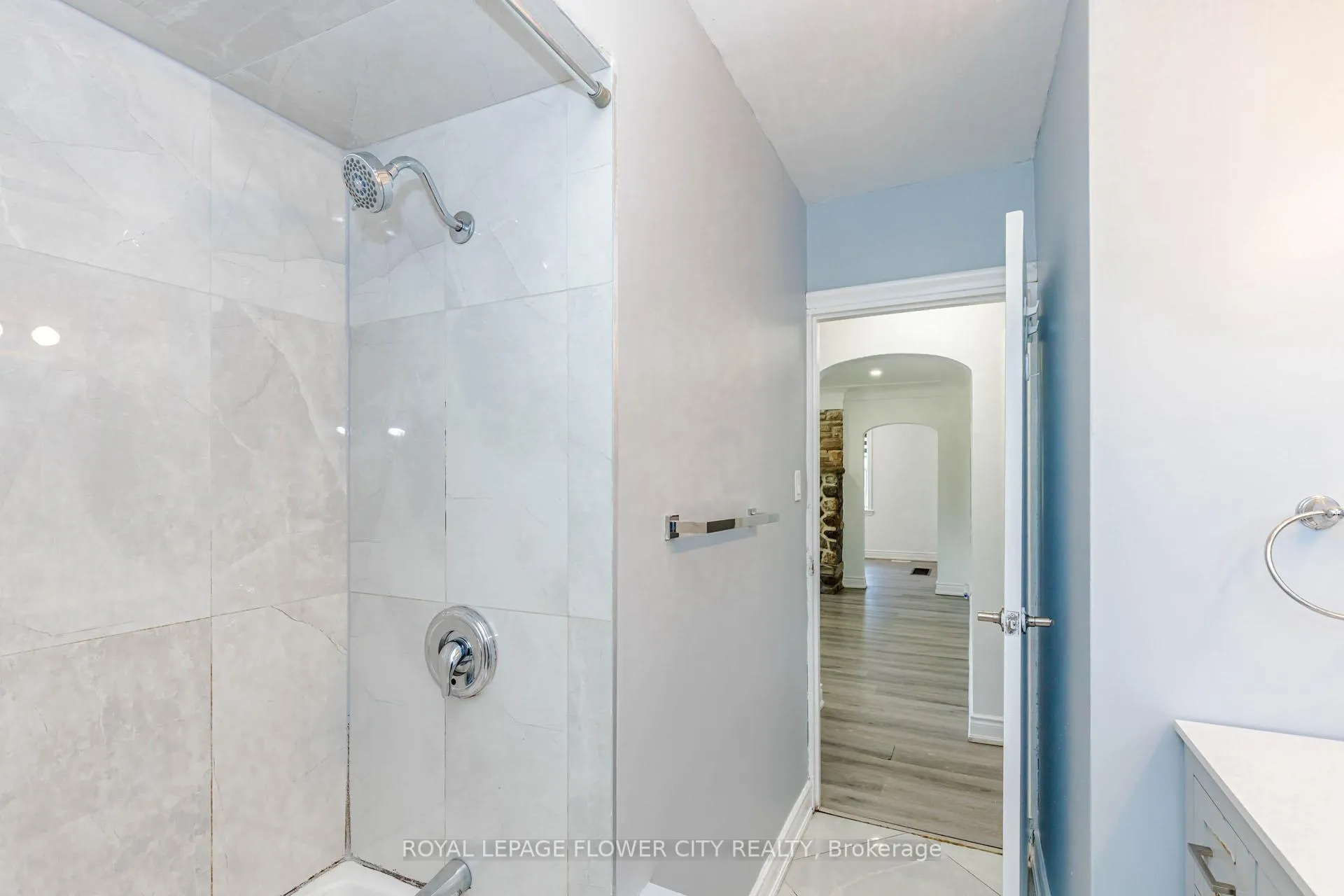 Photo 24 of 37 Warwick Road, Hamilton, Stoney Creek — HOMEH