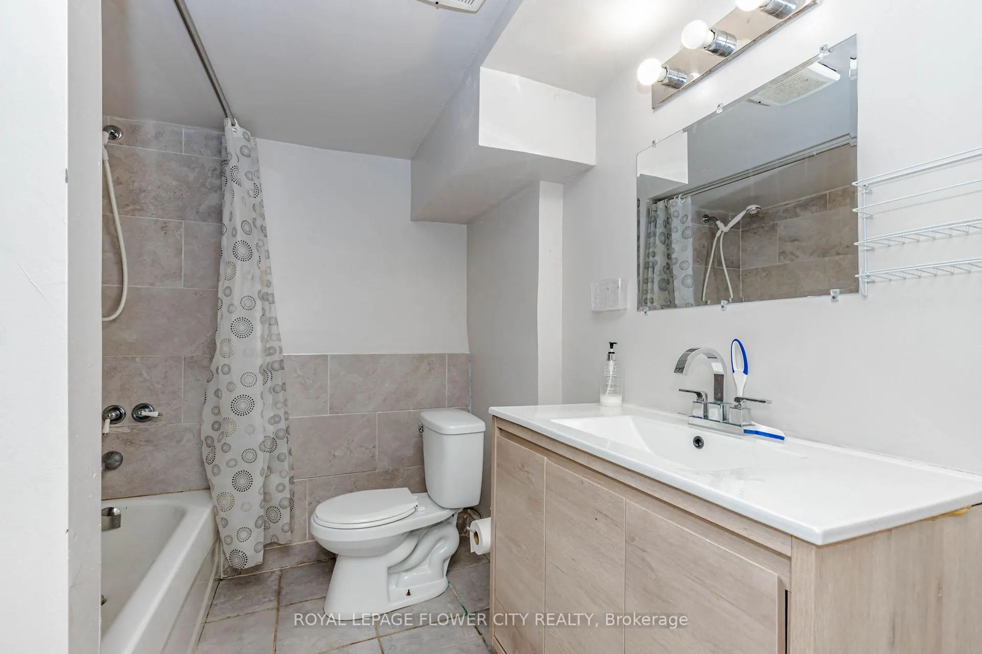 Photo 38 of 37 Warwick Road, Hamilton, Stoney Creek — HOMEH