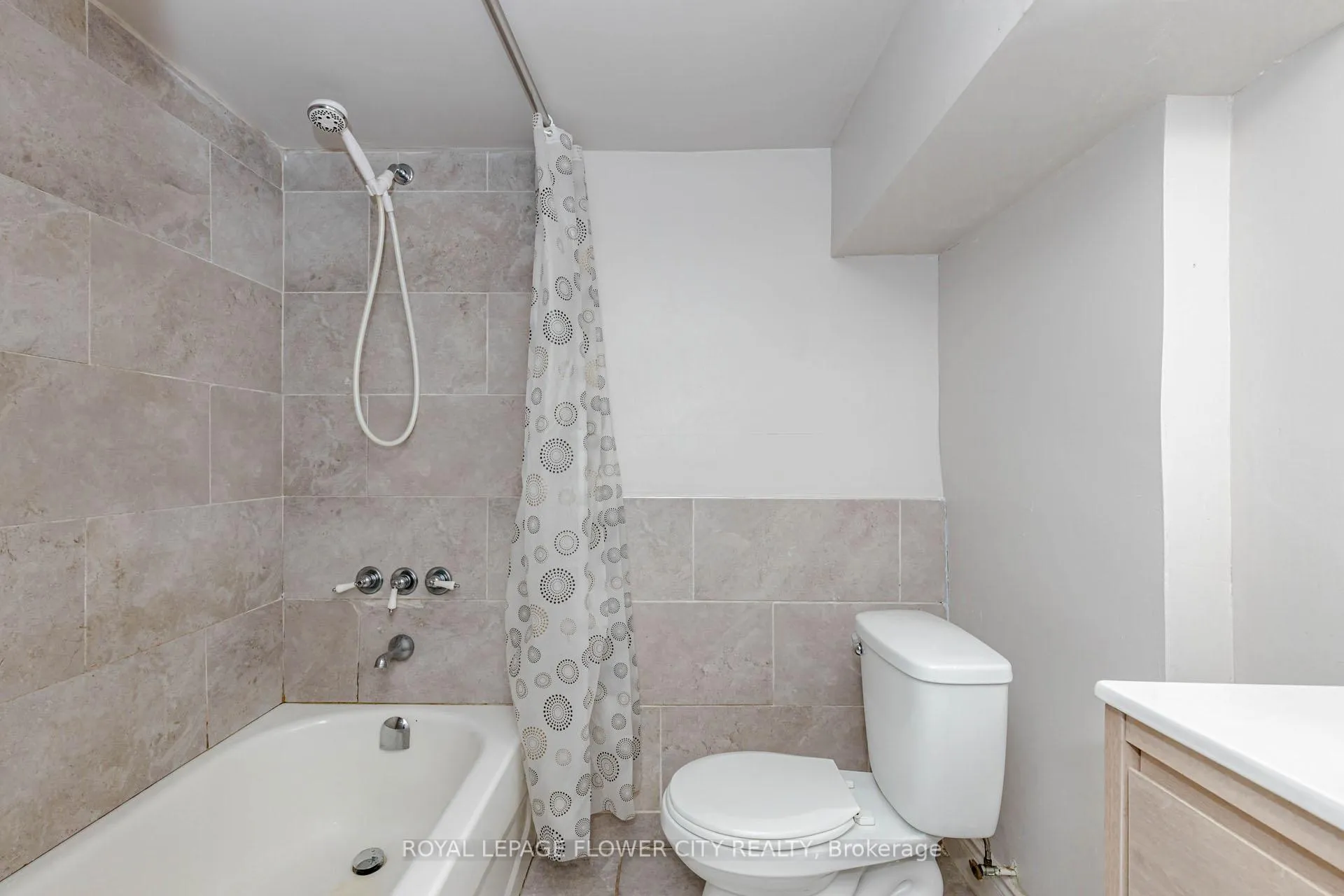 Photo 39 of 37 Warwick Road, Hamilton, Stoney Creek — HOMEH