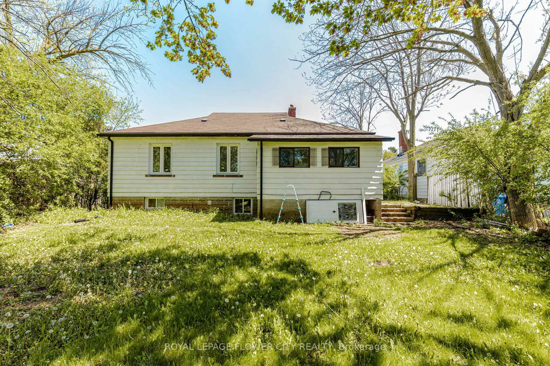 Photo 47 of 37 Warwick Road, Hamilton, Stoney Creek — HOMEH