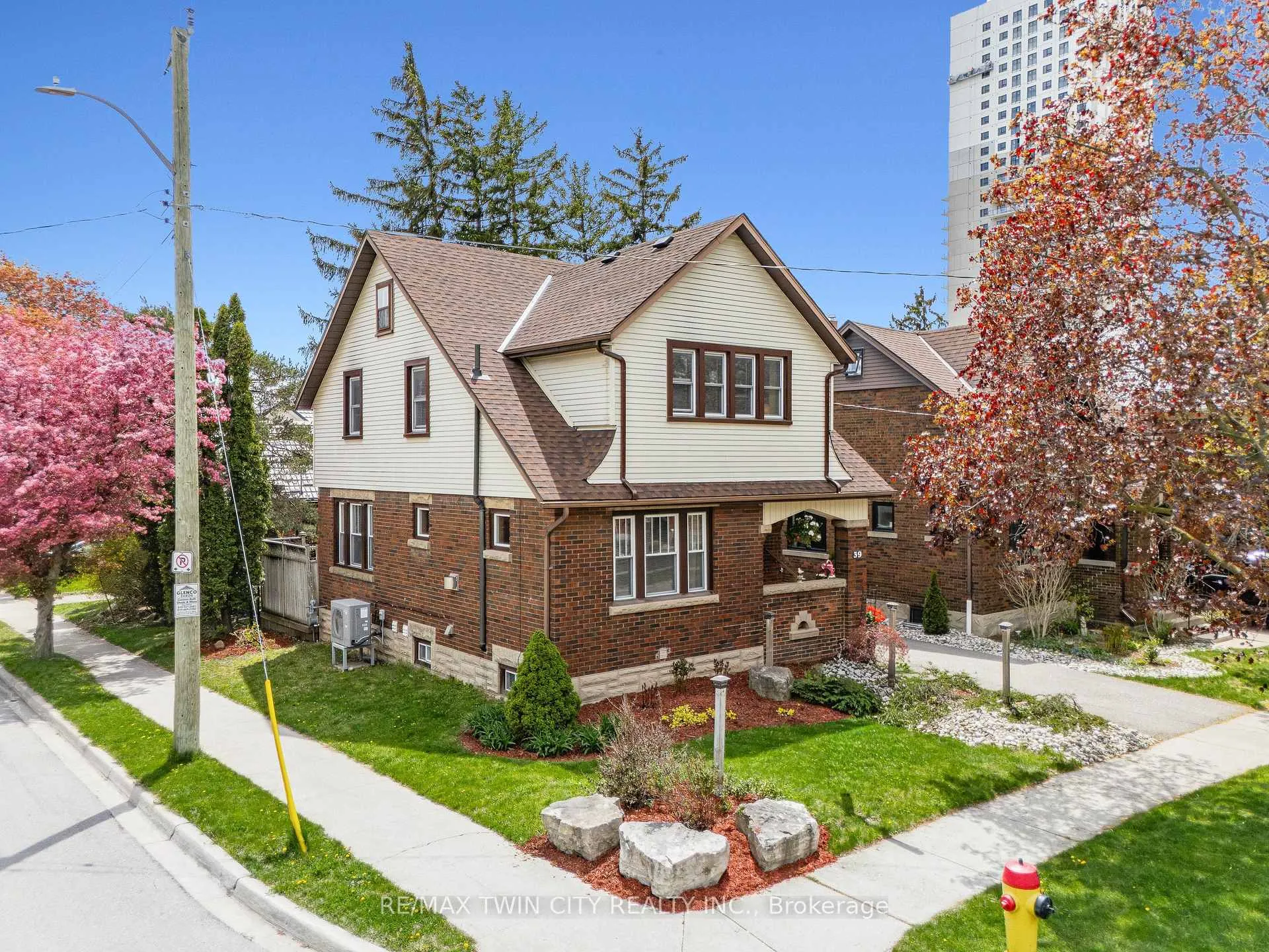 Photo 2 of 39 Borden Avenue N, Kitchener — HOMEH