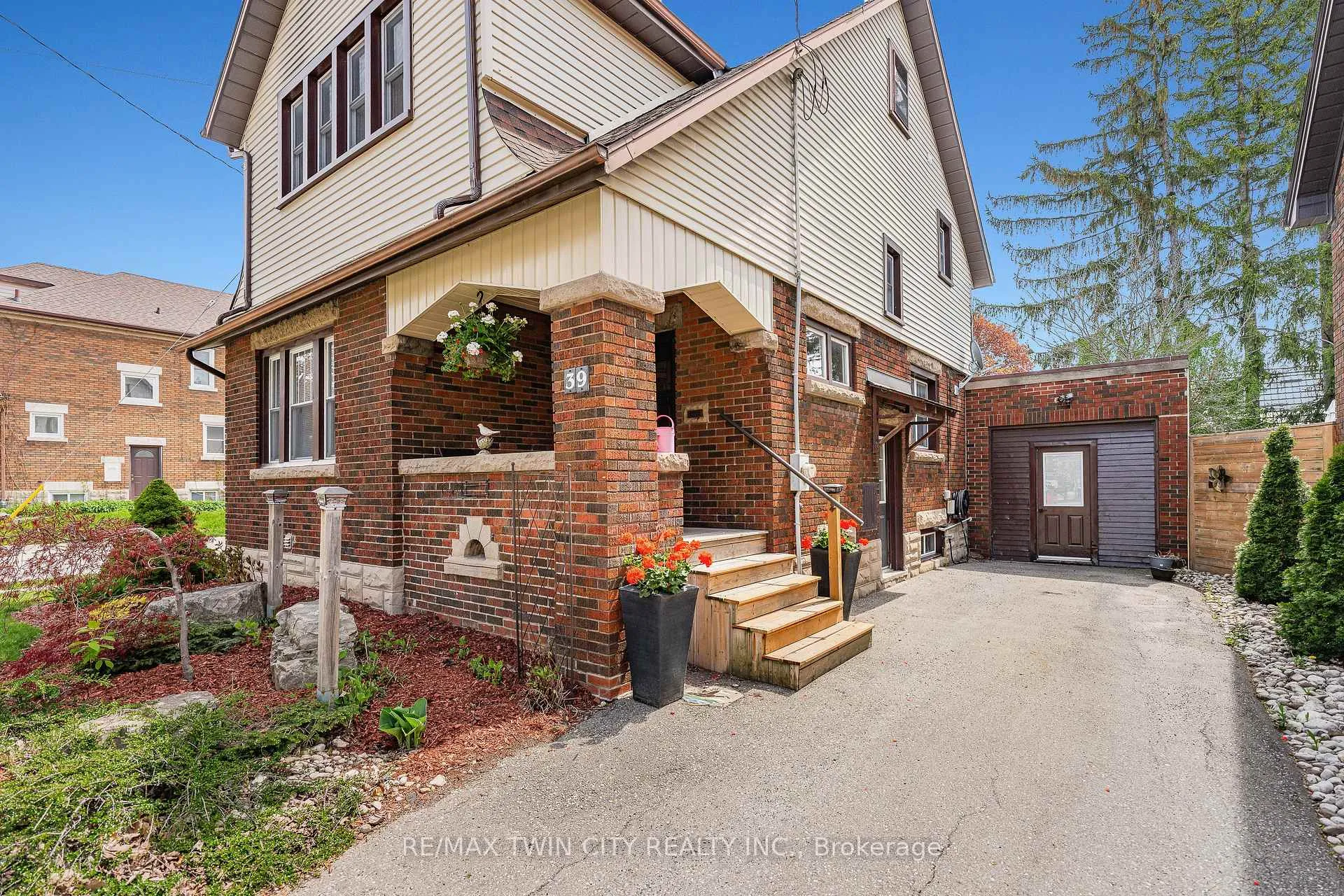 Photo 3 of 39 Borden Avenue N, Kitchener — HOMEH