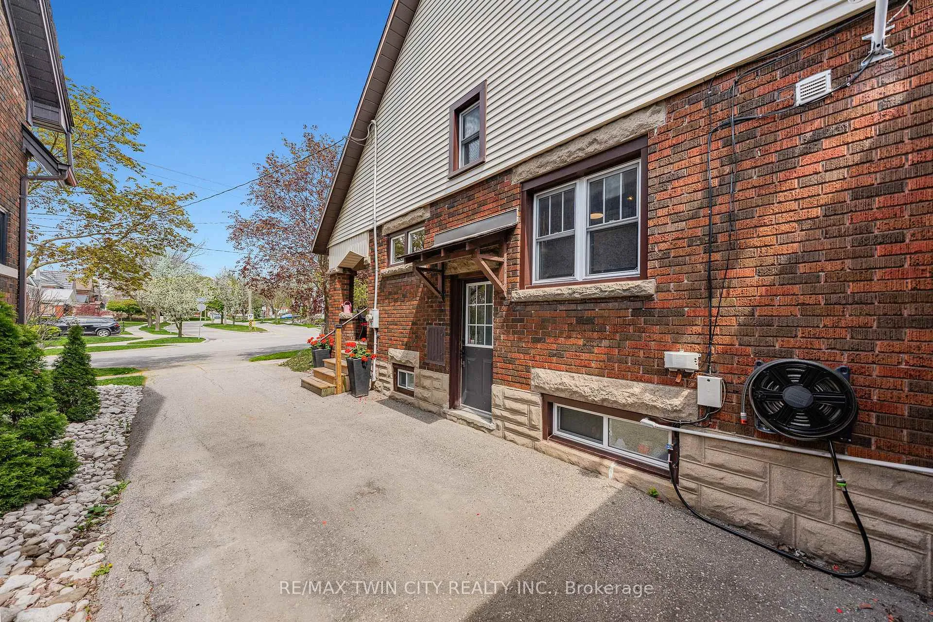 Photo 5 of 39 Borden Avenue N, Kitchener — HOMEH