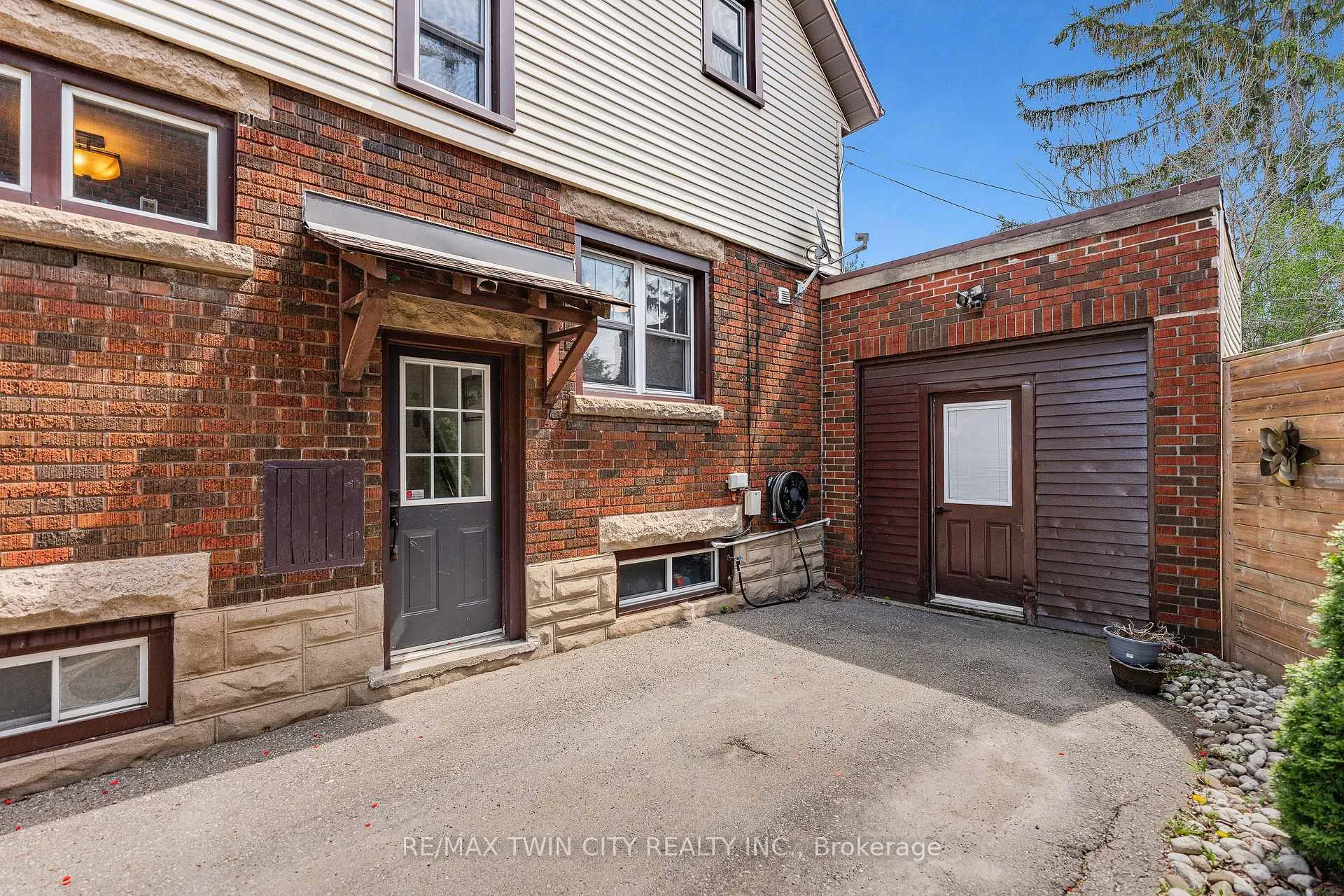 Photo 6 of 39 Borden Avenue N, Kitchener — HOMEH