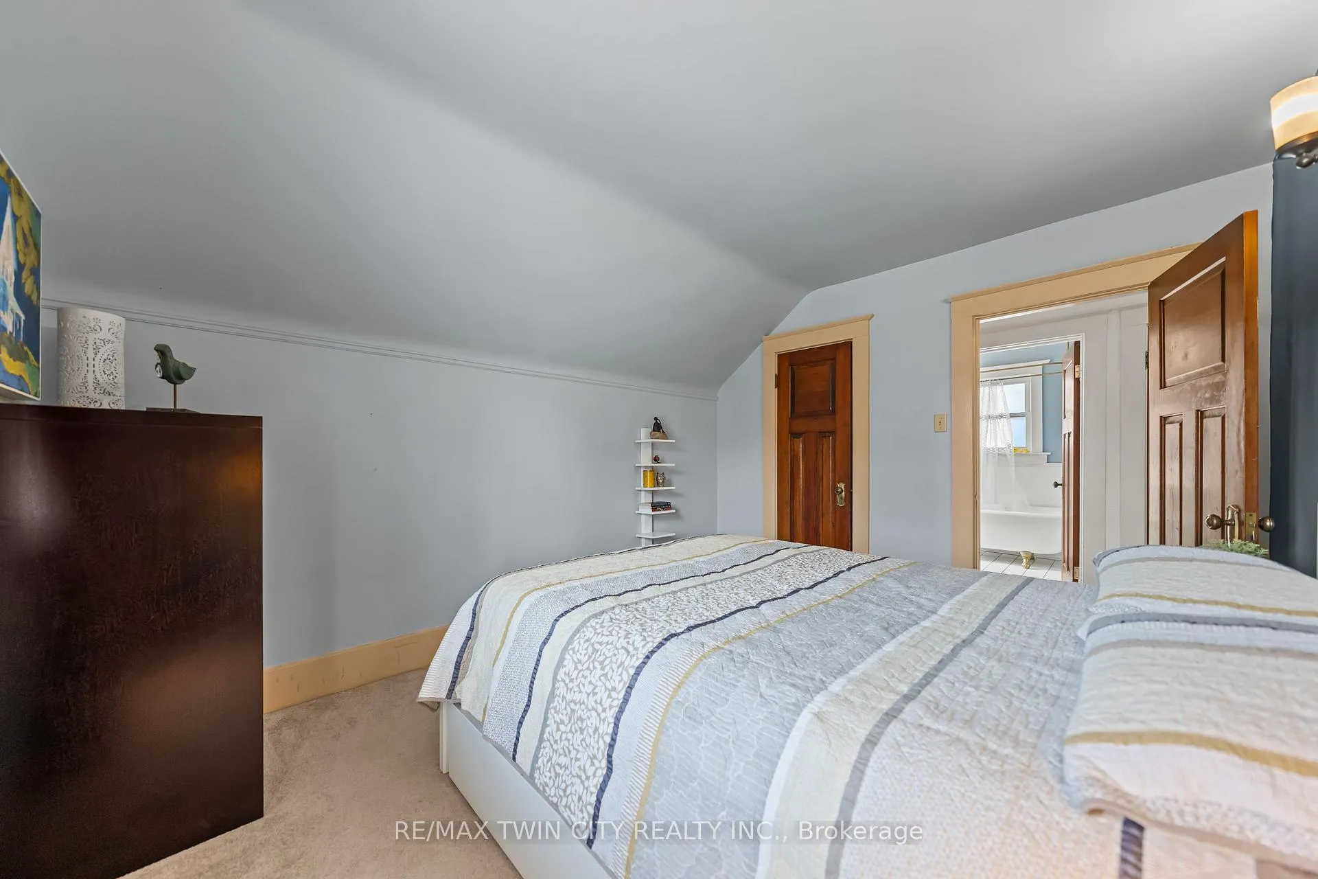 Photo 24 of 39 Borden Avenue N, Kitchener — HOMEH
