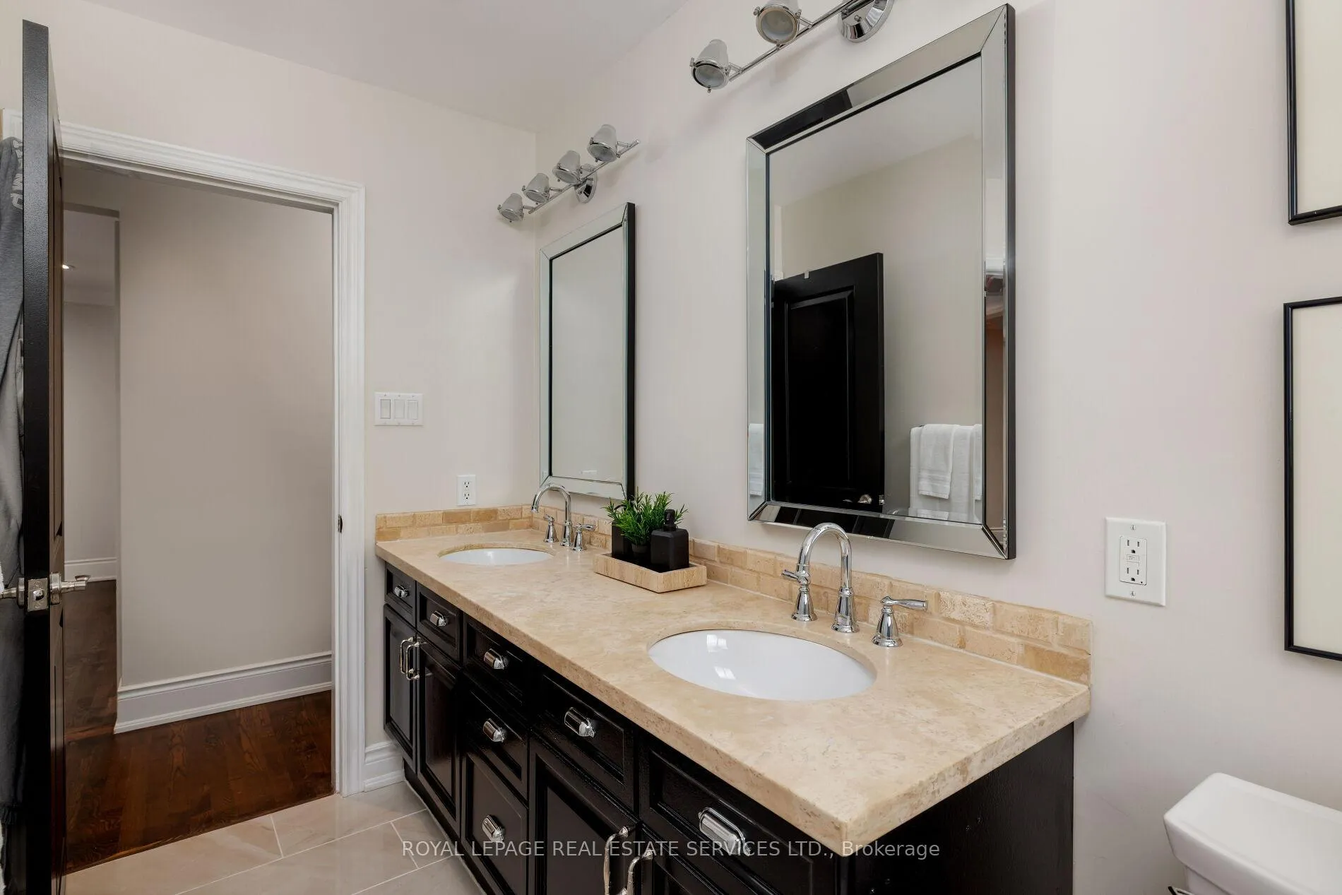 Photo 21 of 23 Glenmanor Drive, Oakville, Central — HOMEH