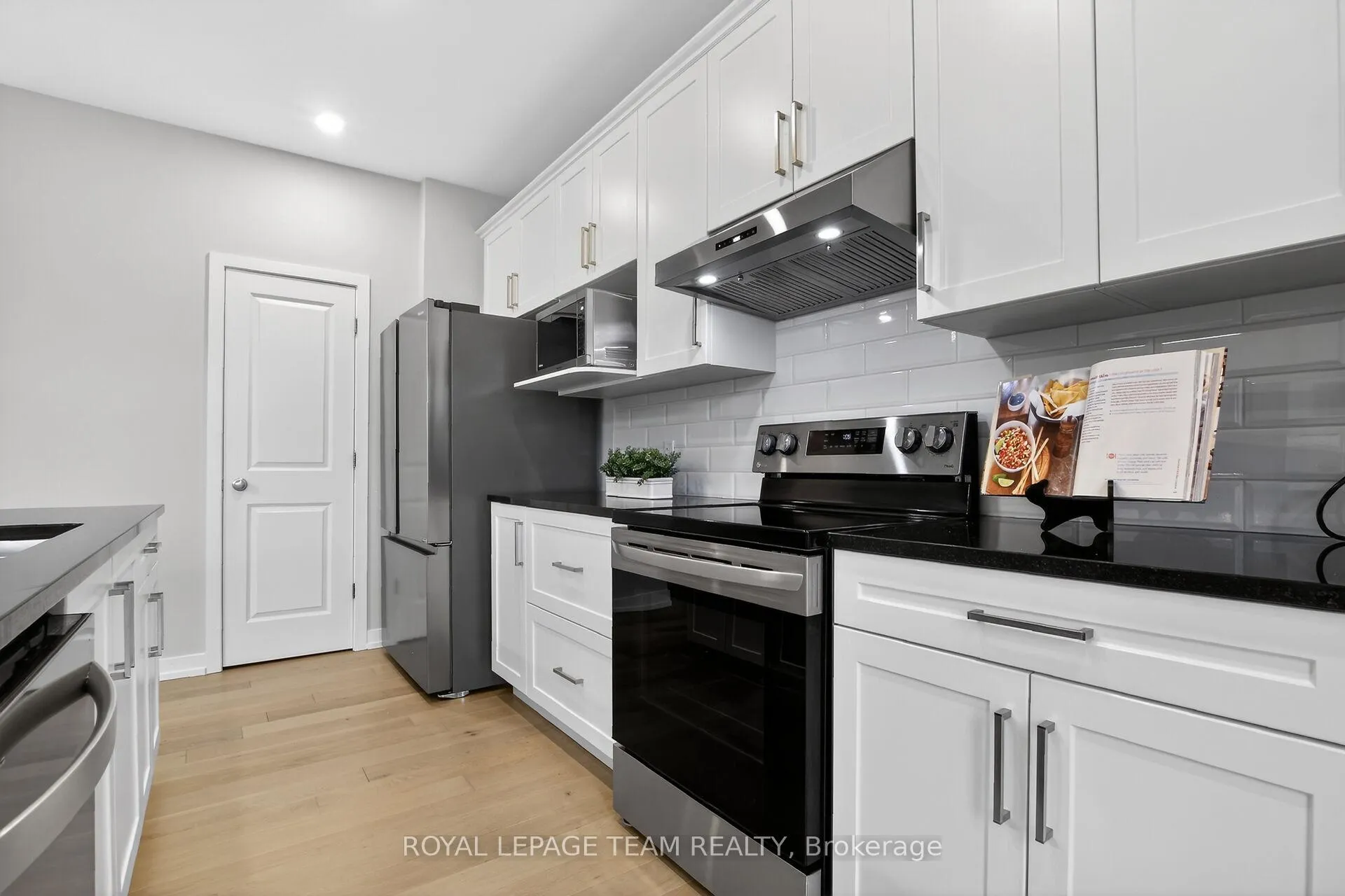 Photo 15 of 408 Gidran Circle, Ottawa, Kanata - Emerald Meadows/Trailwest — HOMEH