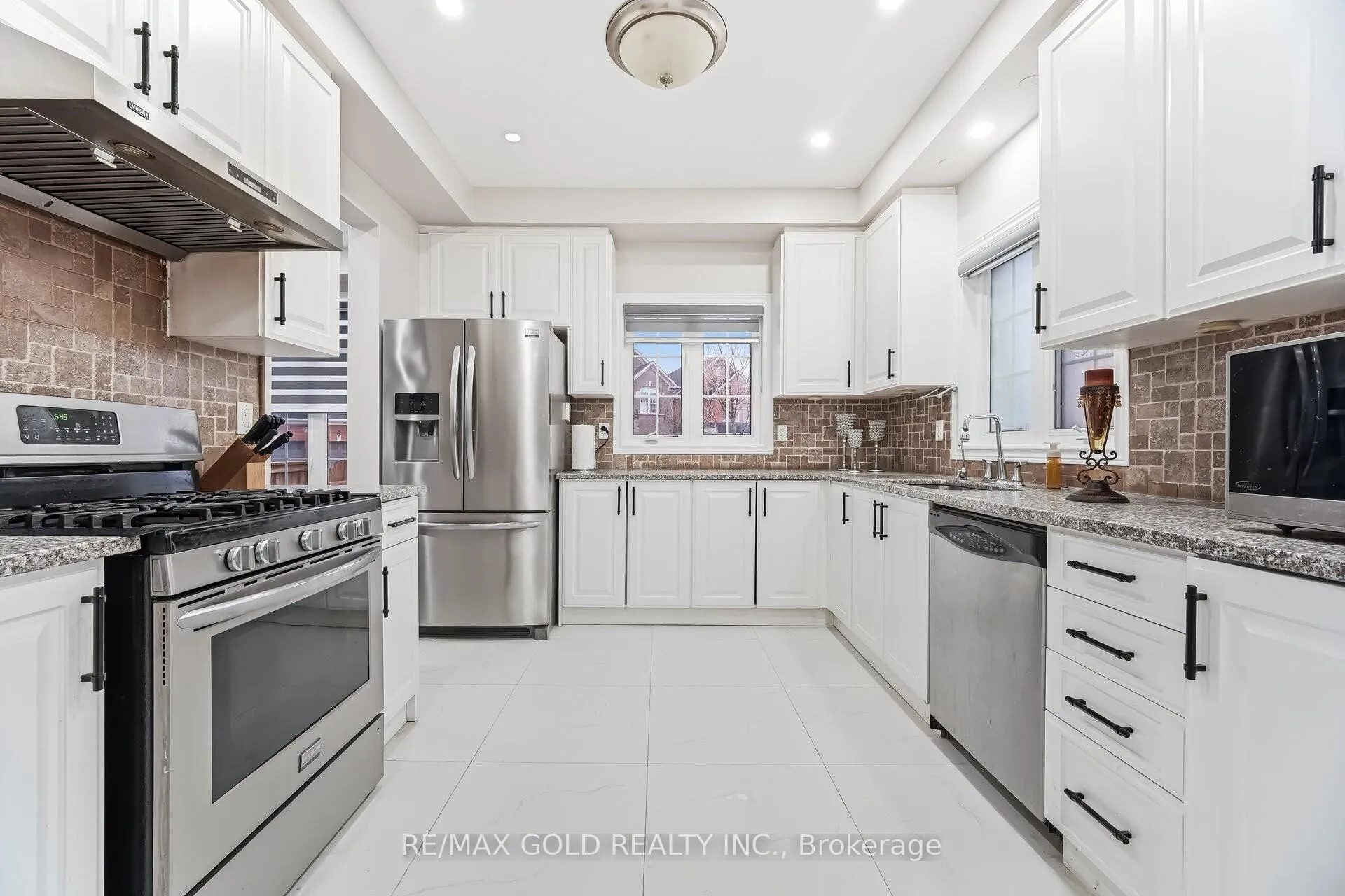 Photo 7 of 29 Laurentide Crescent, Brampton, Vales of Castlemore North — HOMEH