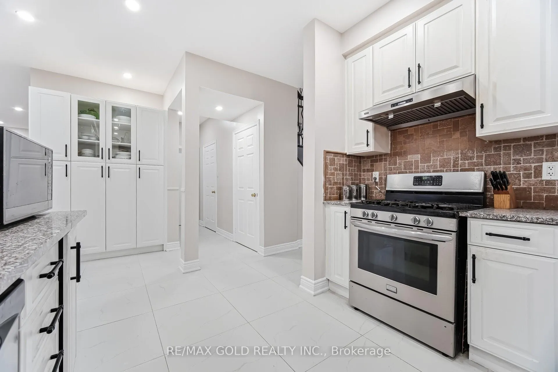 Photo 8 of 29 Laurentide Crescent, Brampton, Vales of Castlemore North — HOMEH