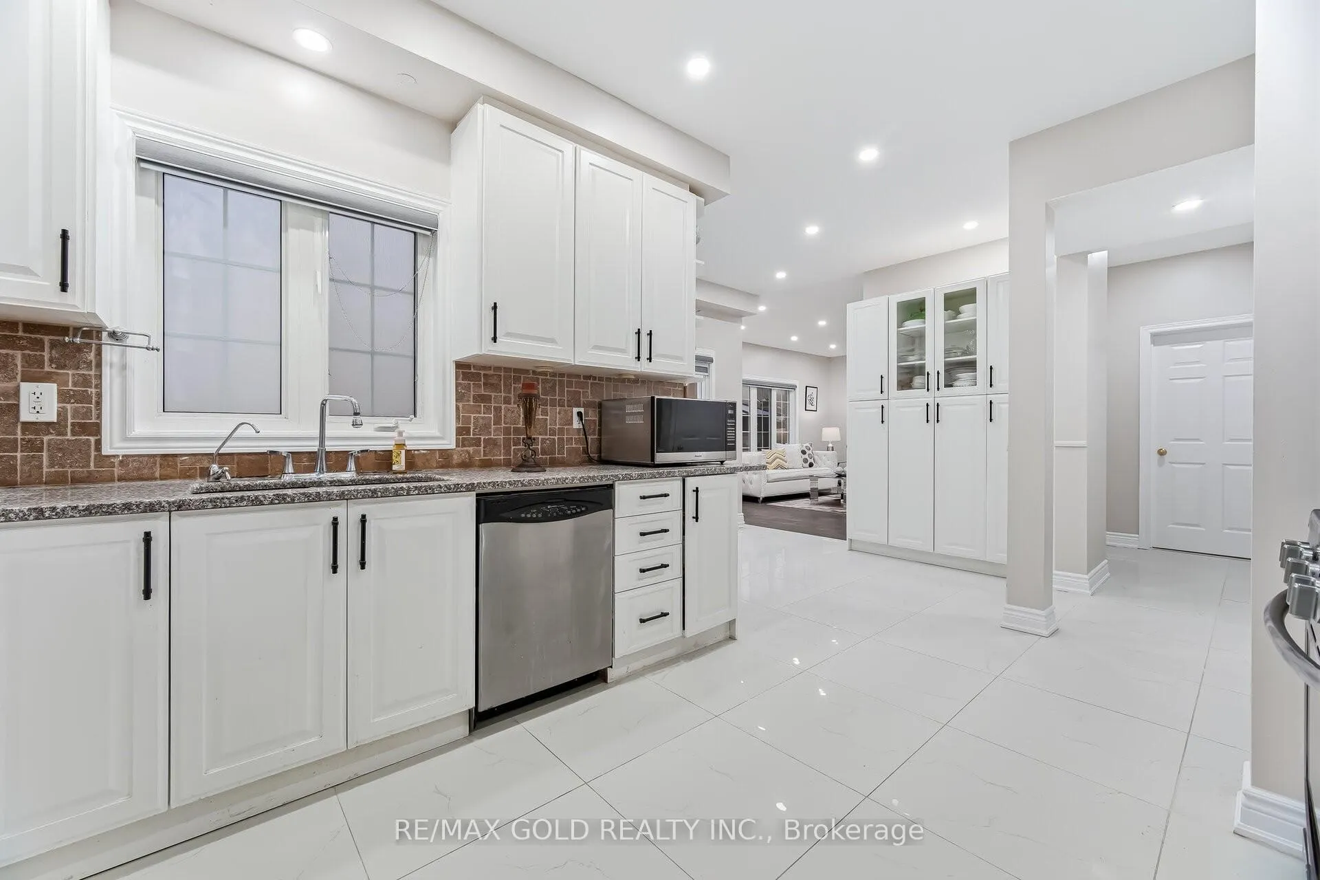 Photo 9 of 29 Laurentide Crescent, Brampton, Vales of Castlemore North — HOMEH