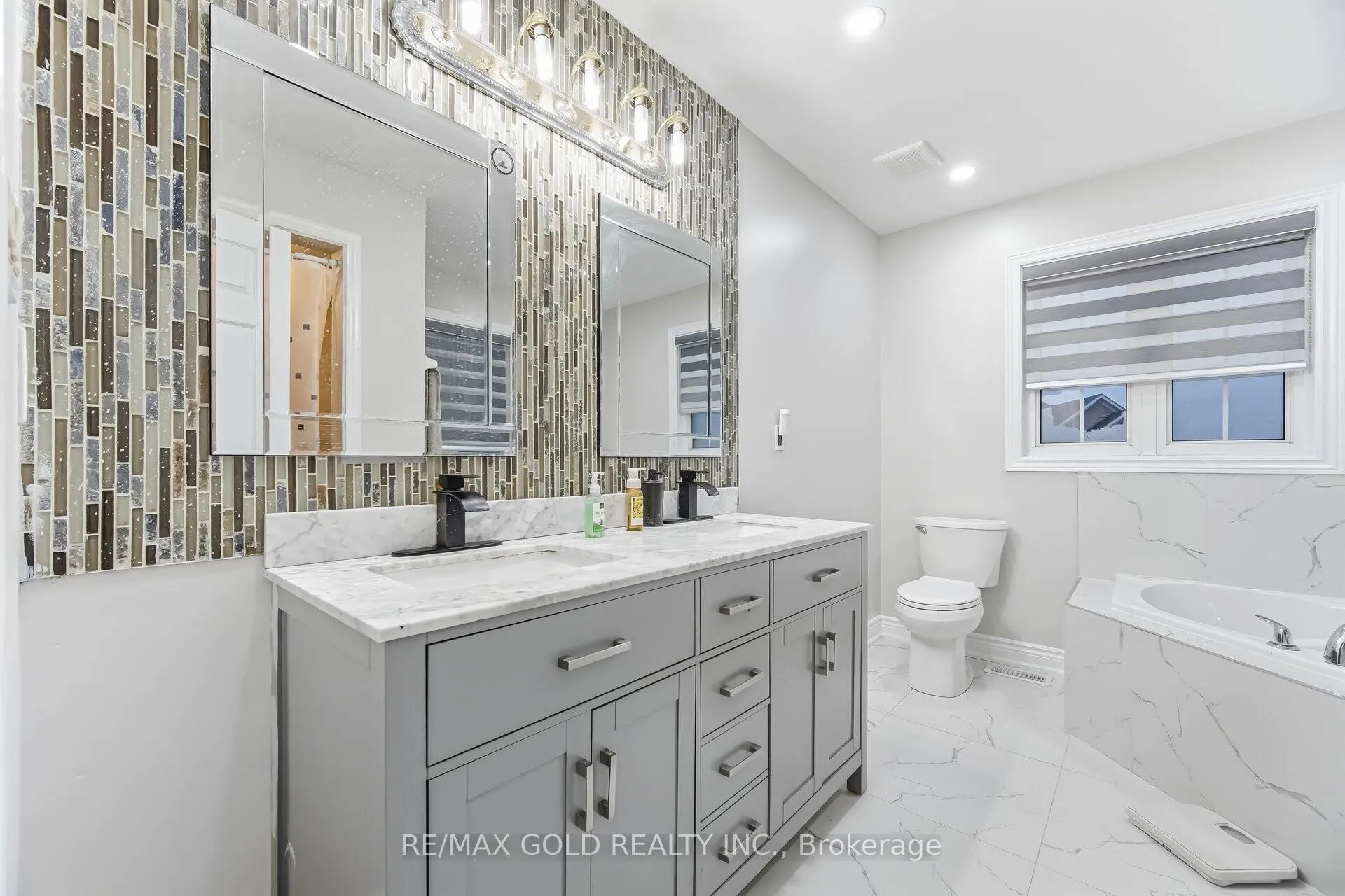 Photo 16 of 29 Laurentide Crescent, Brampton, Vales of Castlemore North — HOMEH