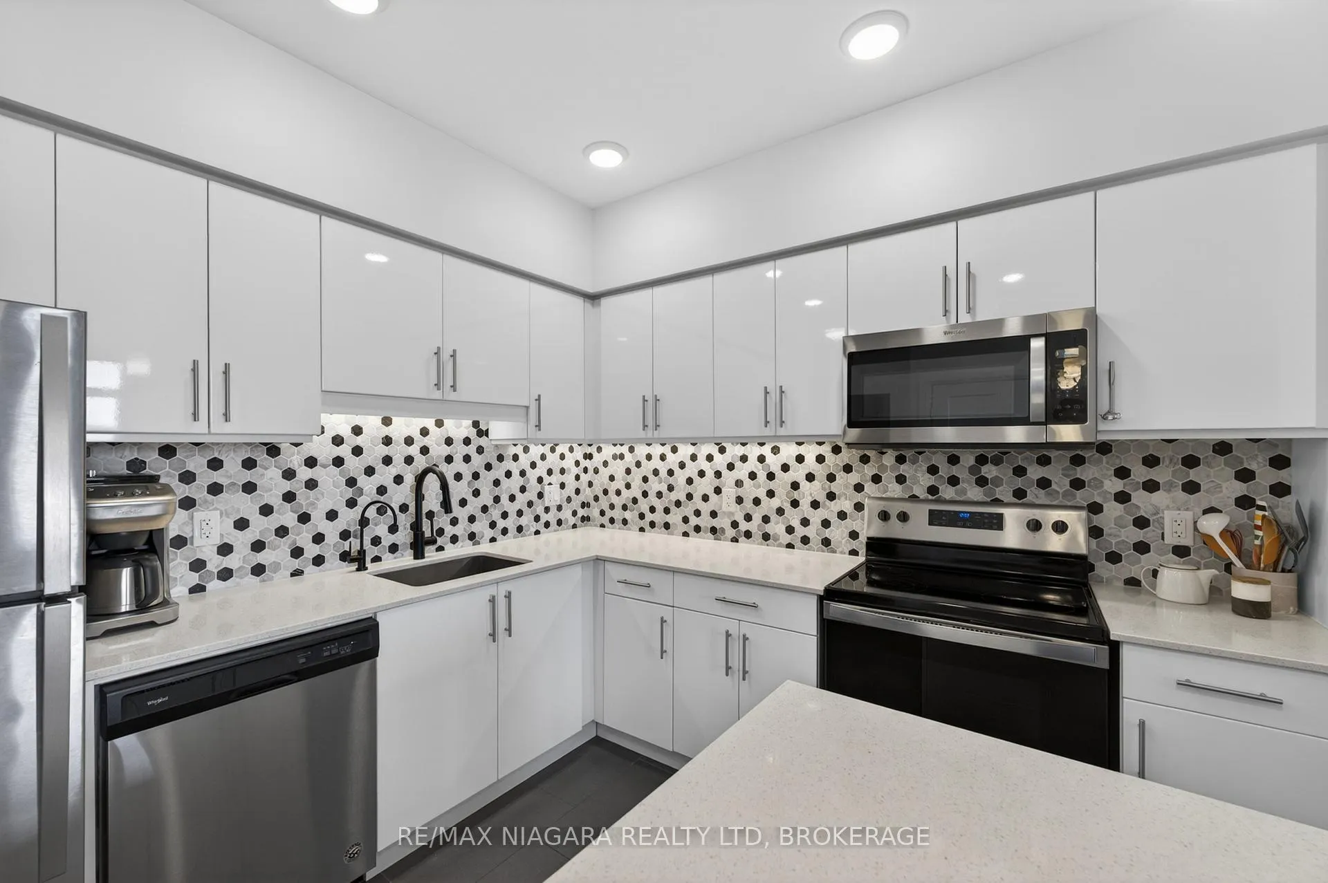 Photo 8 of Unit 403, 399 Queen Street S, Kitchener — HOMEH