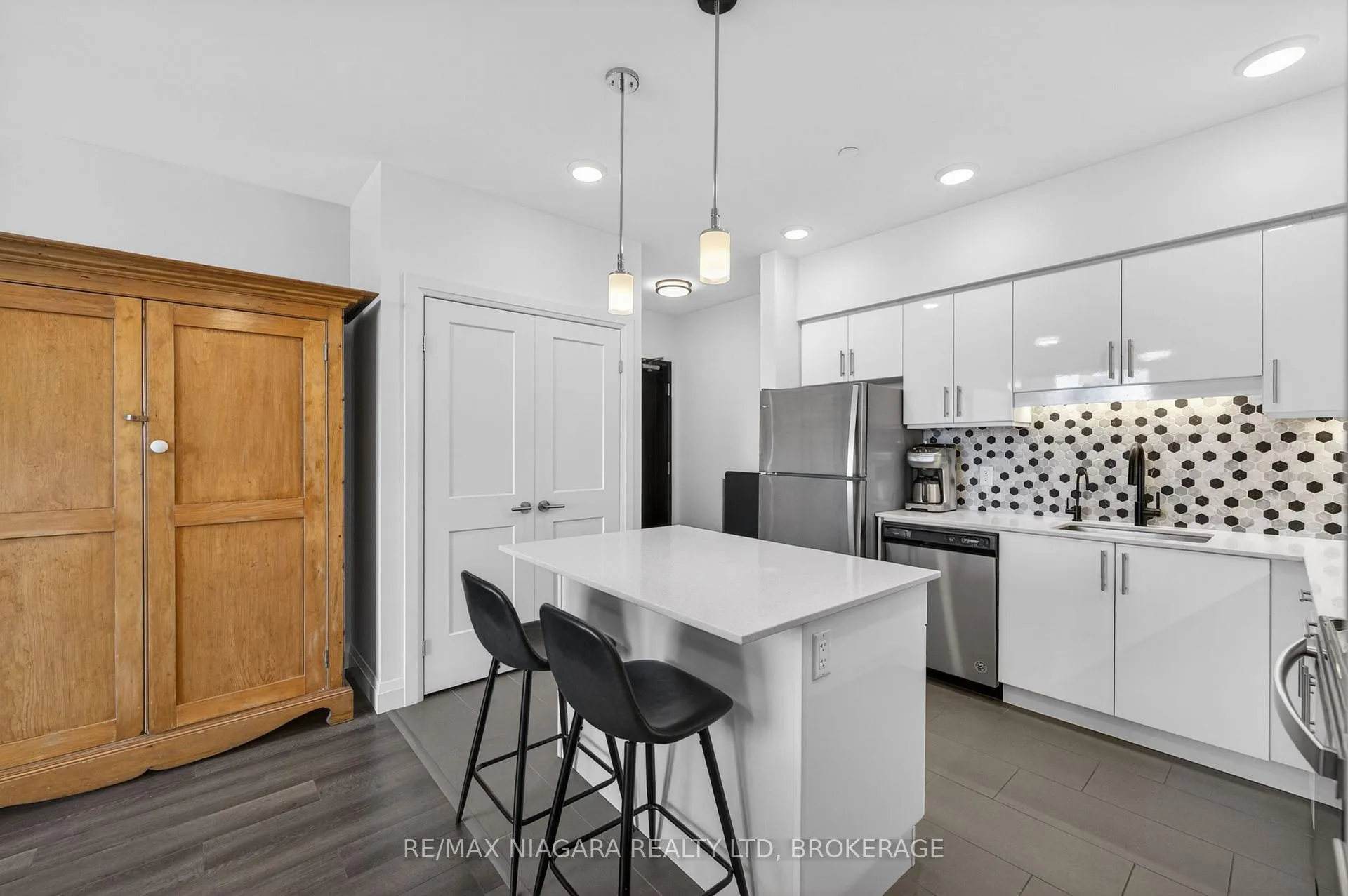 Photo 10 of Unit 403, 399 Queen Street S, Kitchener — HOMEH