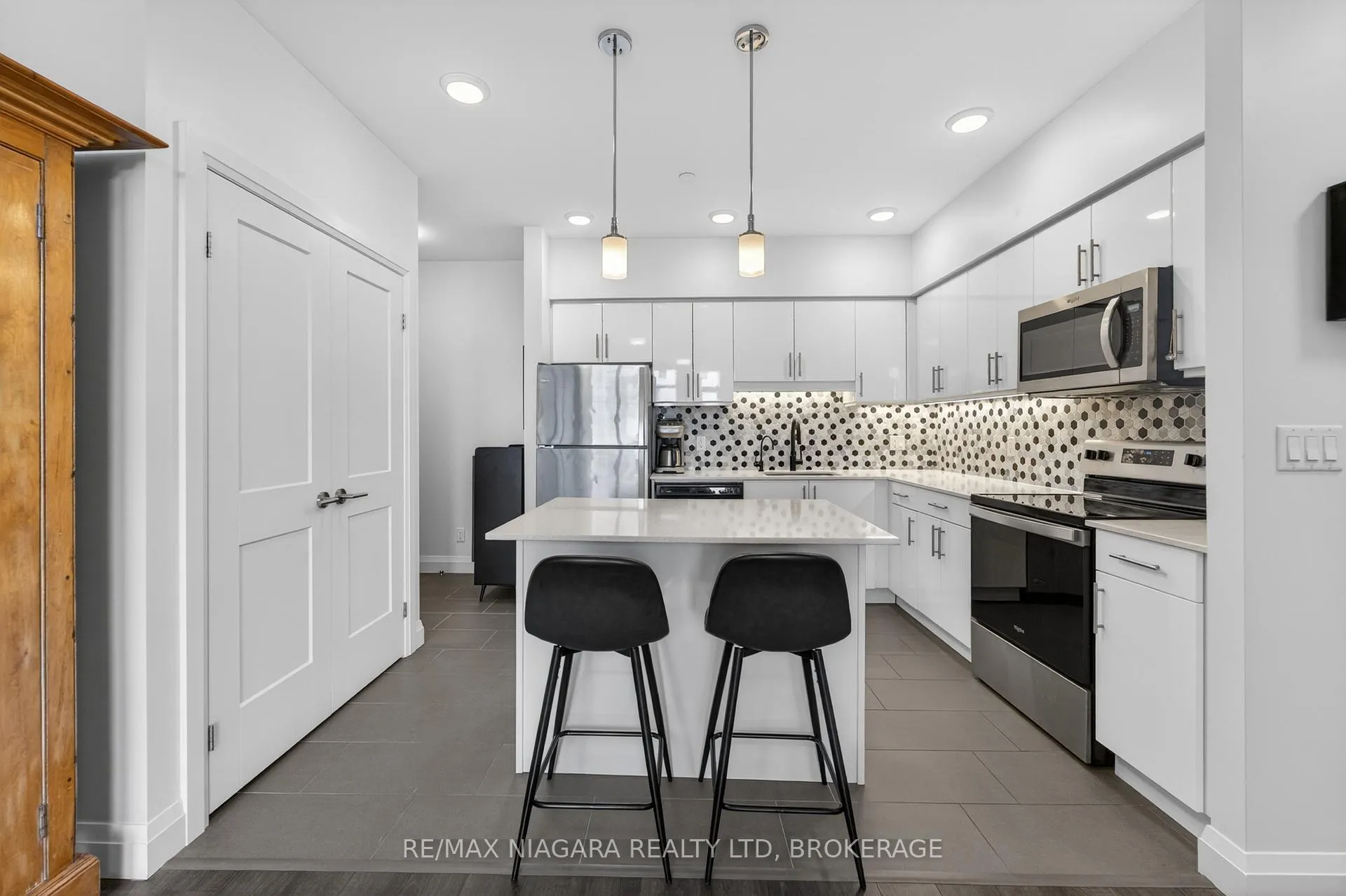 Photo 11 of Unit 403, 399 Queen Street S, Kitchener — HOMEH