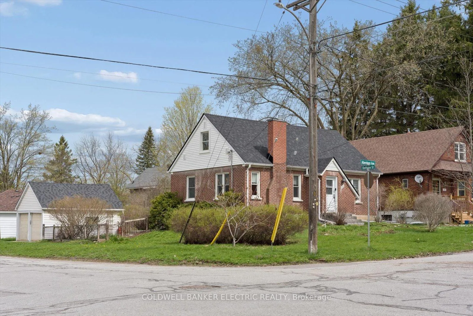 Photo 3 of 252 Aberdeen Avenue, Peterborough, Northcrest Ward 5 — HOMEH