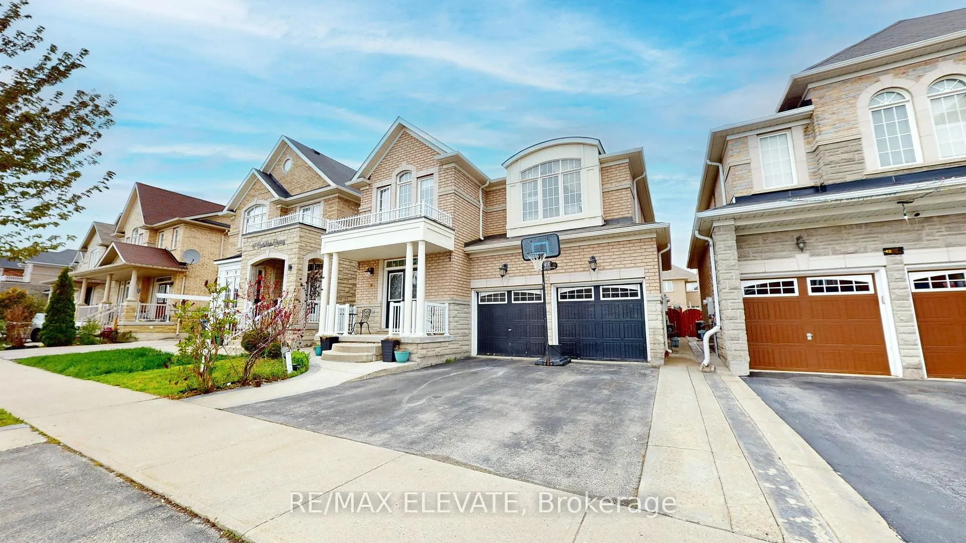 Photo 3 of 45 Castle Oaks Cross, Brampton, Bram East — HOMEH