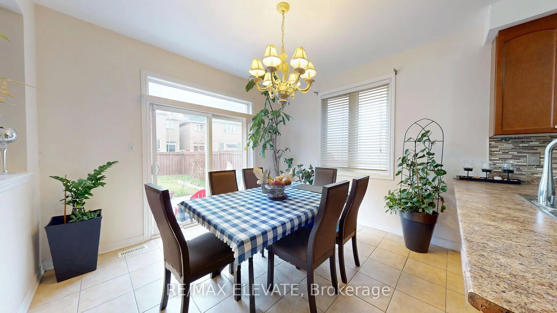 Photo 12 of 45 Castle Oaks Cross, Brampton, Bram East — HOMEH