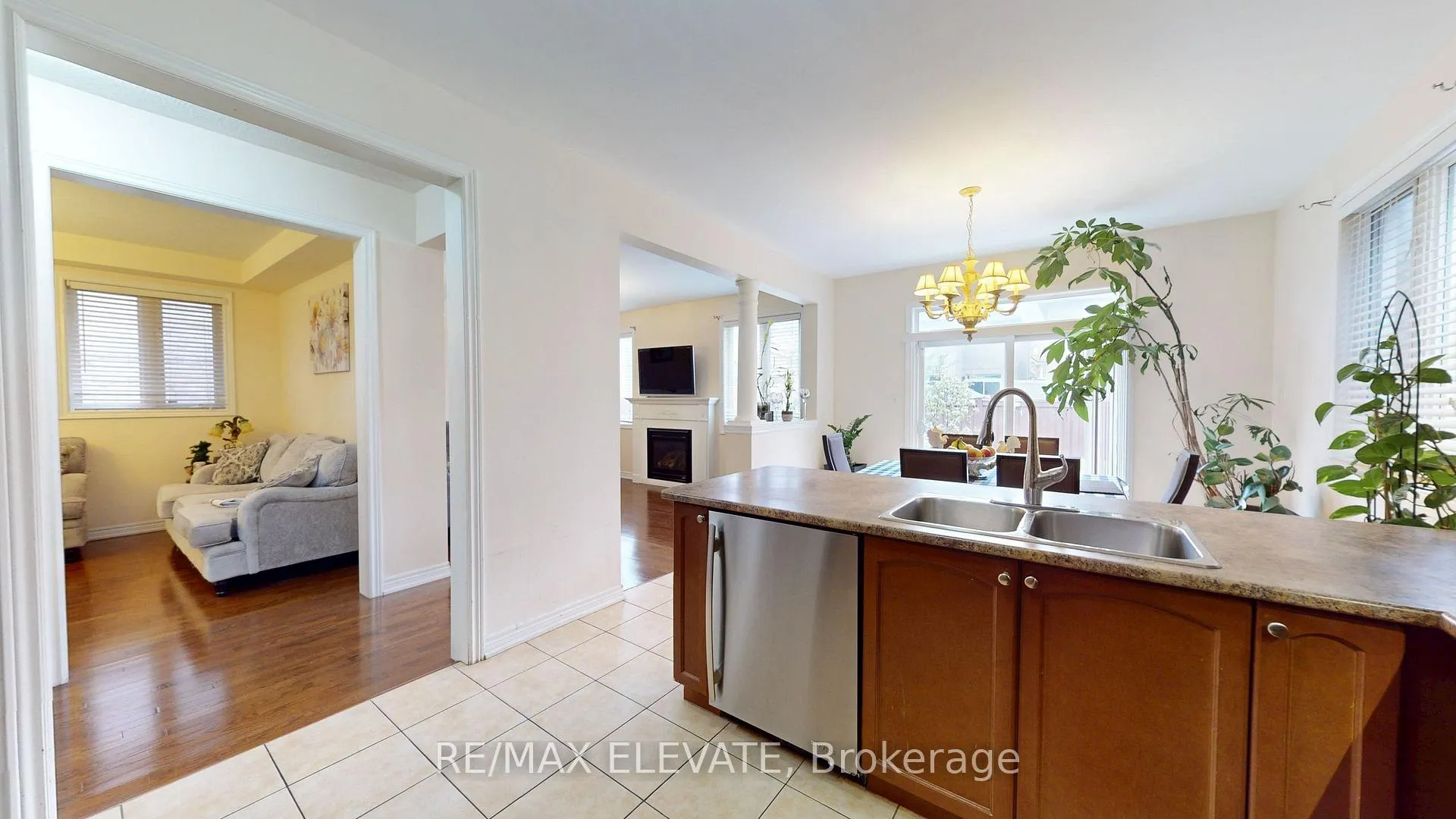 Photo 16 of 45 Castle Oaks Cross, Brampton, Bram East — HOMEH