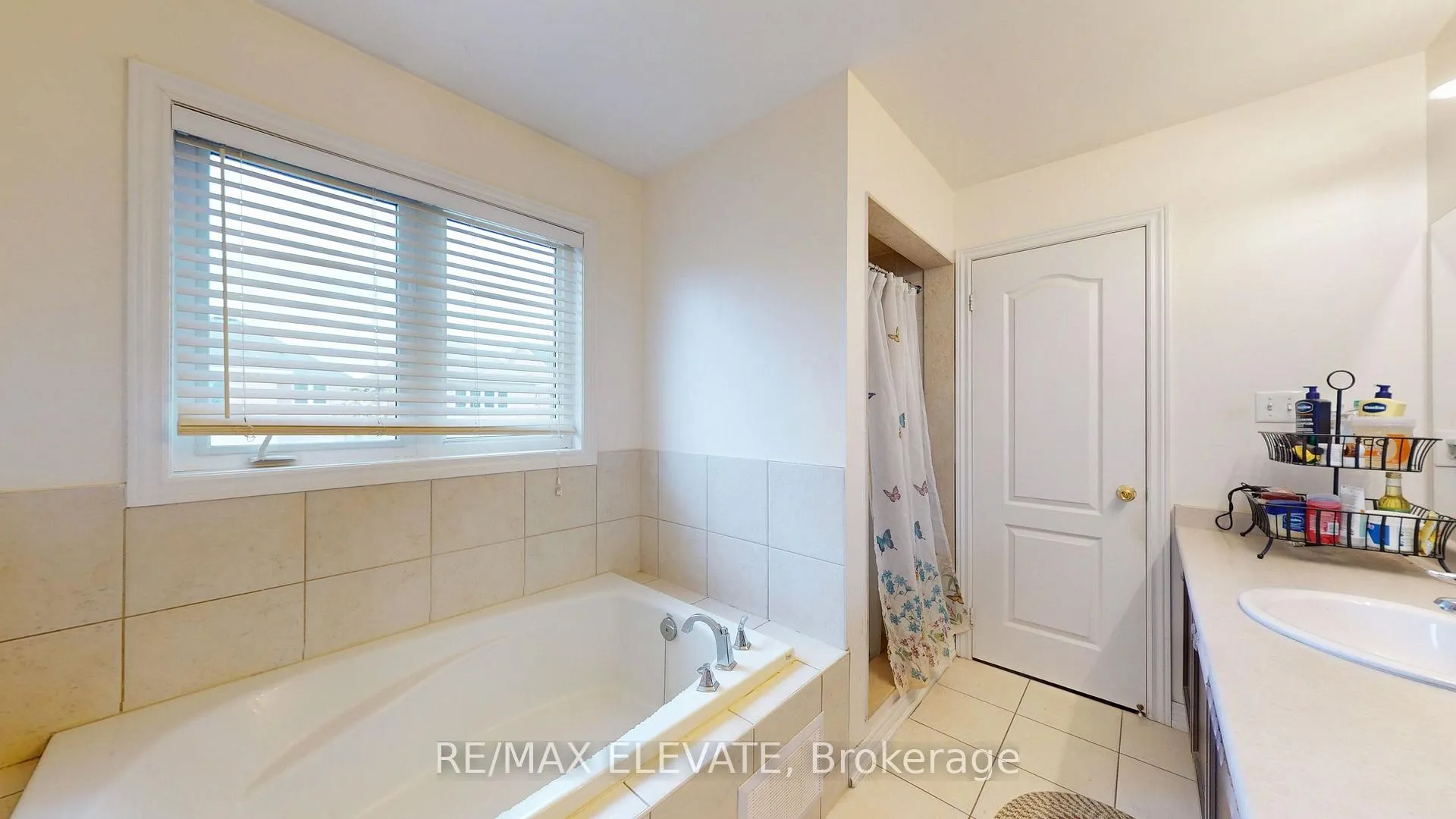 Photo 33 of 45 Castle Oaks Cross, Brampton, Bram East — HOMEH