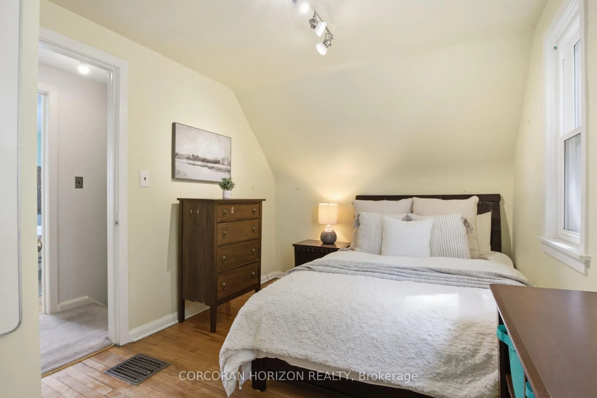 Photo 24 of 14 Lorne Crescent, Kitchener — HOMEH