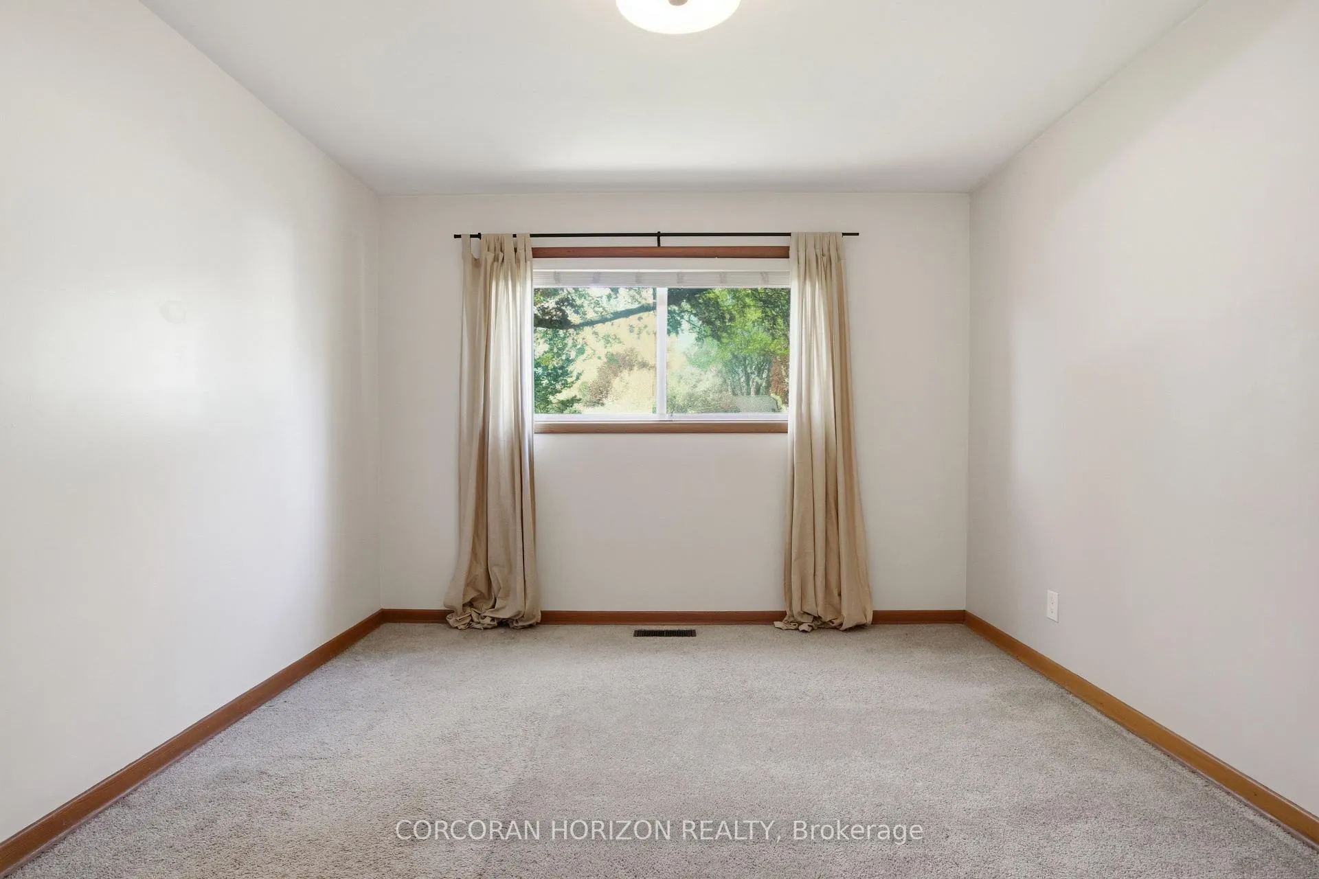 Photo 11 of 34 Yule Place, Kitchener, Stanley Park — HOMEH