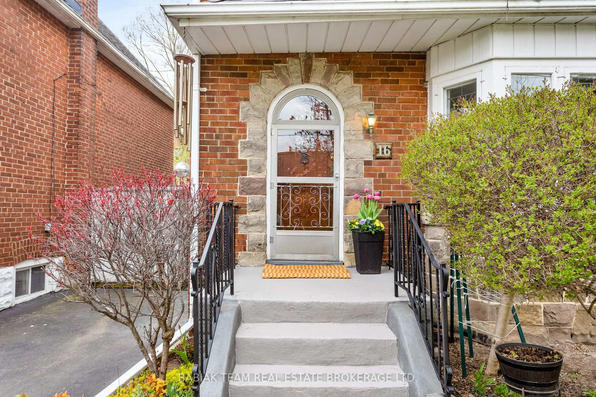 Photo 2 of 16 Coe Hill Drive, Toronto, High Park-Swansea — HOMEH