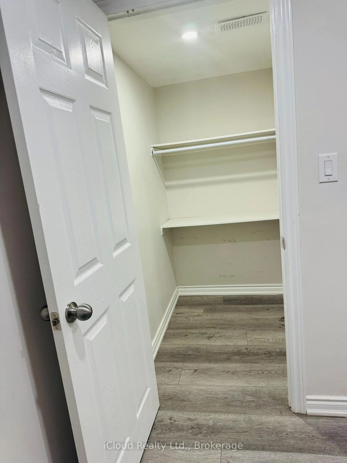 Photo 4 of 42 Williamson Drive, Brampton, Fletcher's Meadow — HOMEH