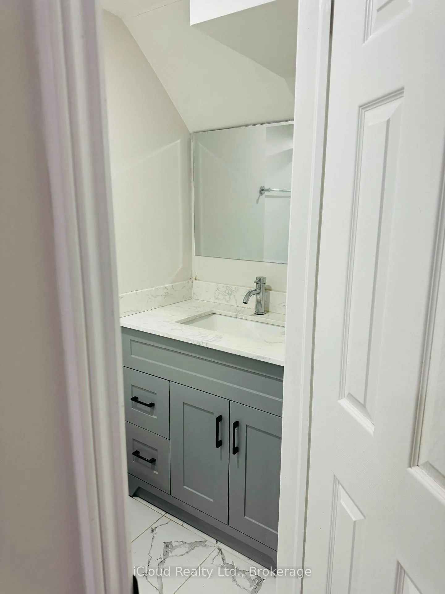 Photo 9 of 42 Williamson Drive, Brampton, Fletcher's Meadow — HOMEH