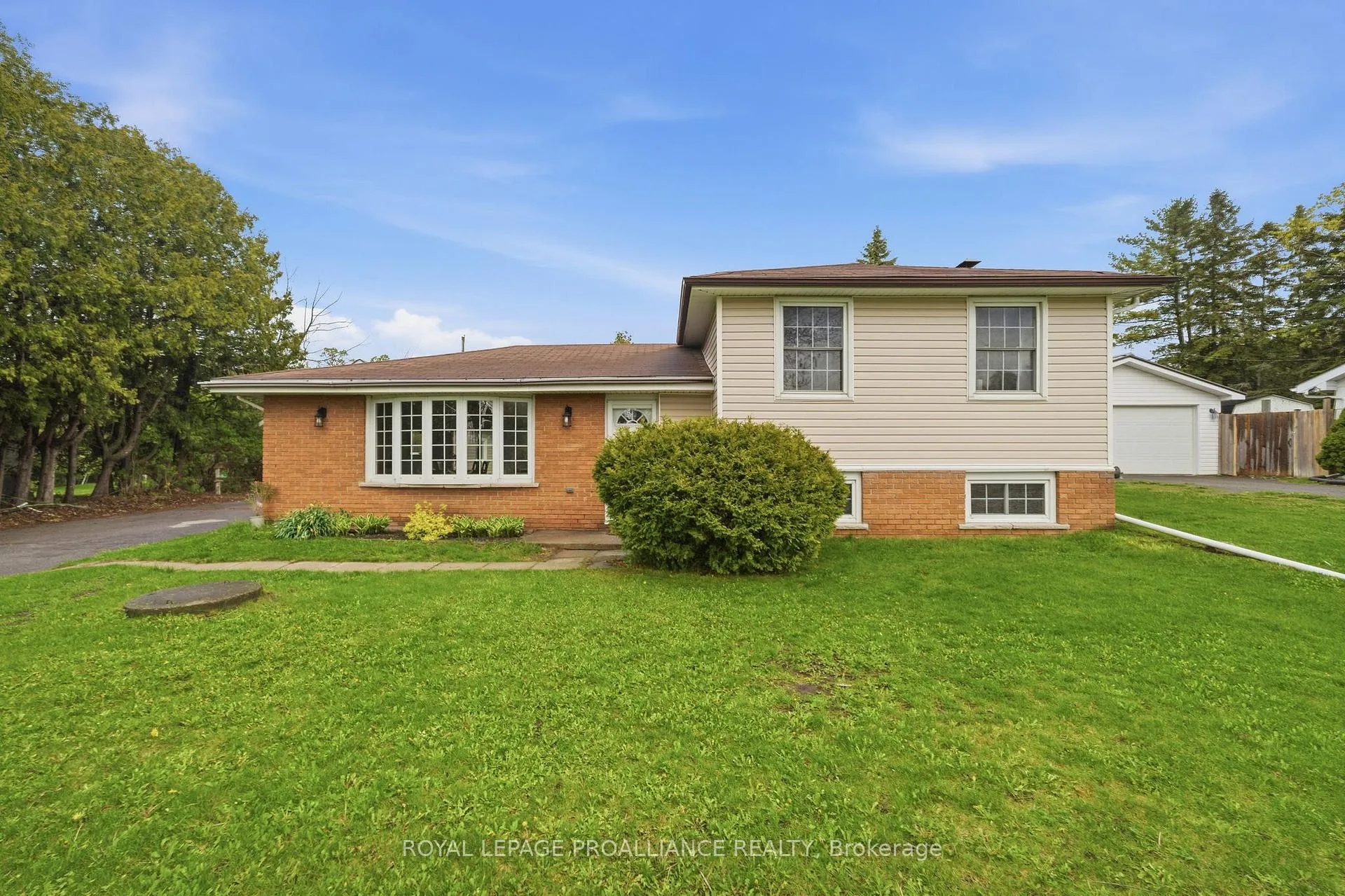 Photo 2 of 584 Whites Road, Quinte West, Sidney Ward — HOMEH