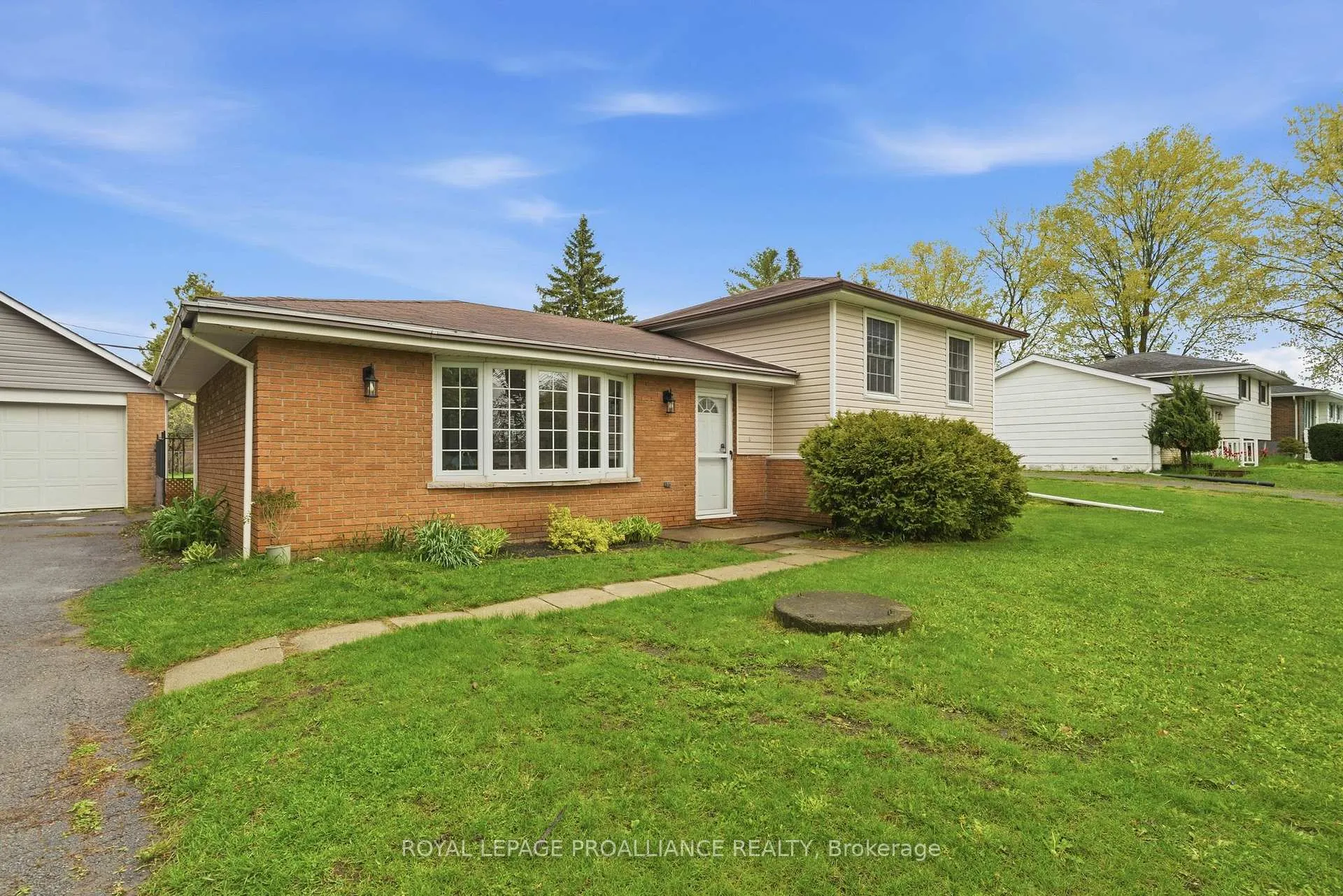 Photo 3 of 584 Whites Road, Quinte West, Sidney Ward — HOMEH