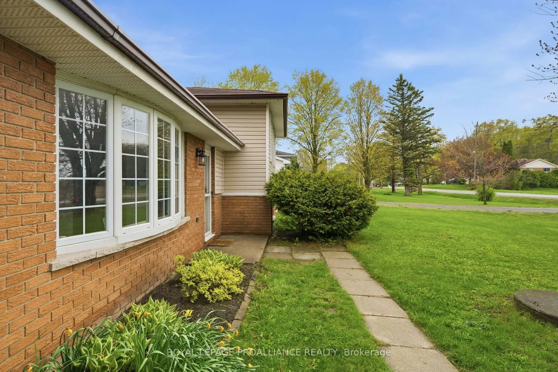 Photo 5 of 584 Whites Road, Quinte West, Sidney Ward — HOMEH