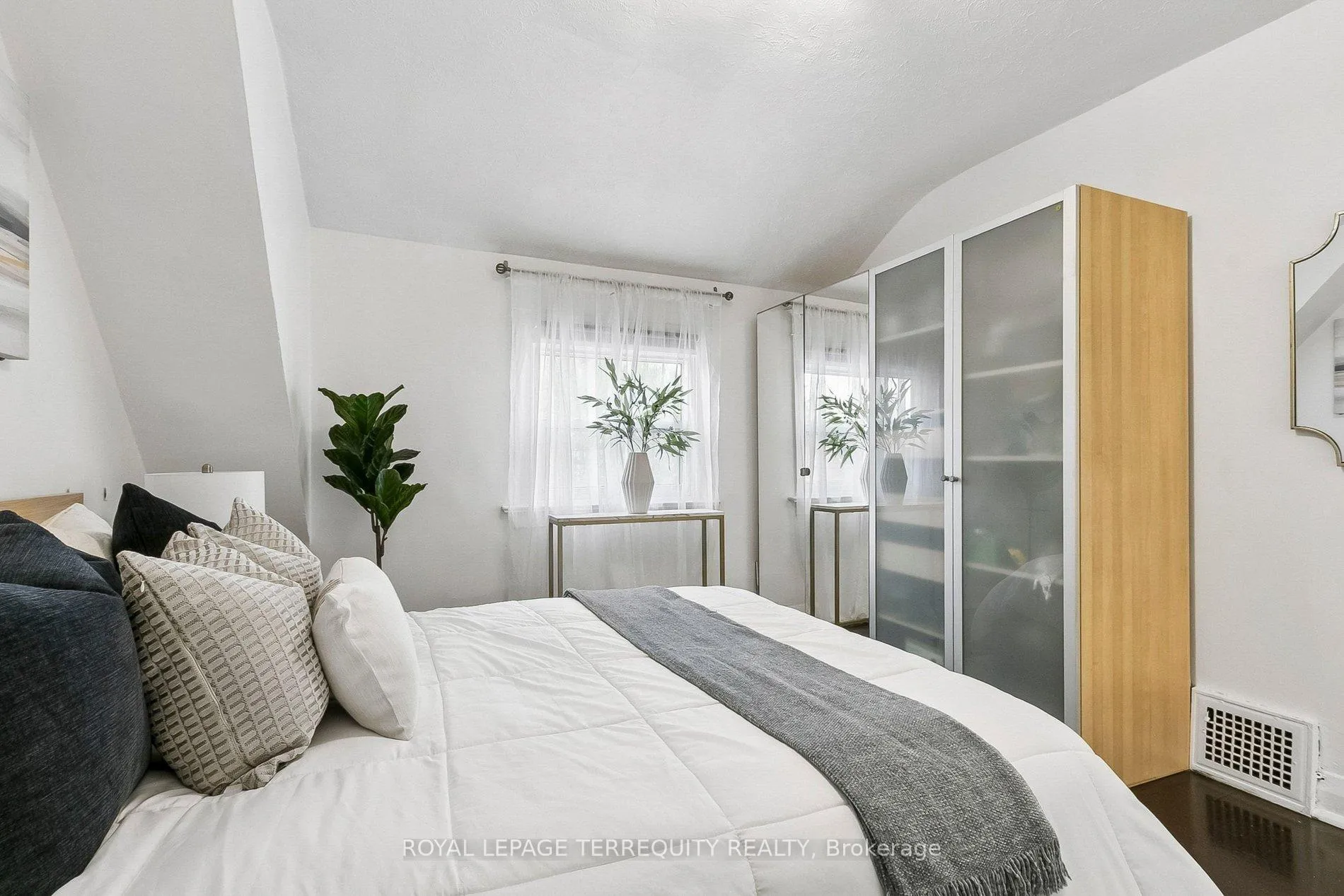 Photo 35 of 300 Rhodes Avenue, Toronto, Greenwood-Coxwell — HOMEH