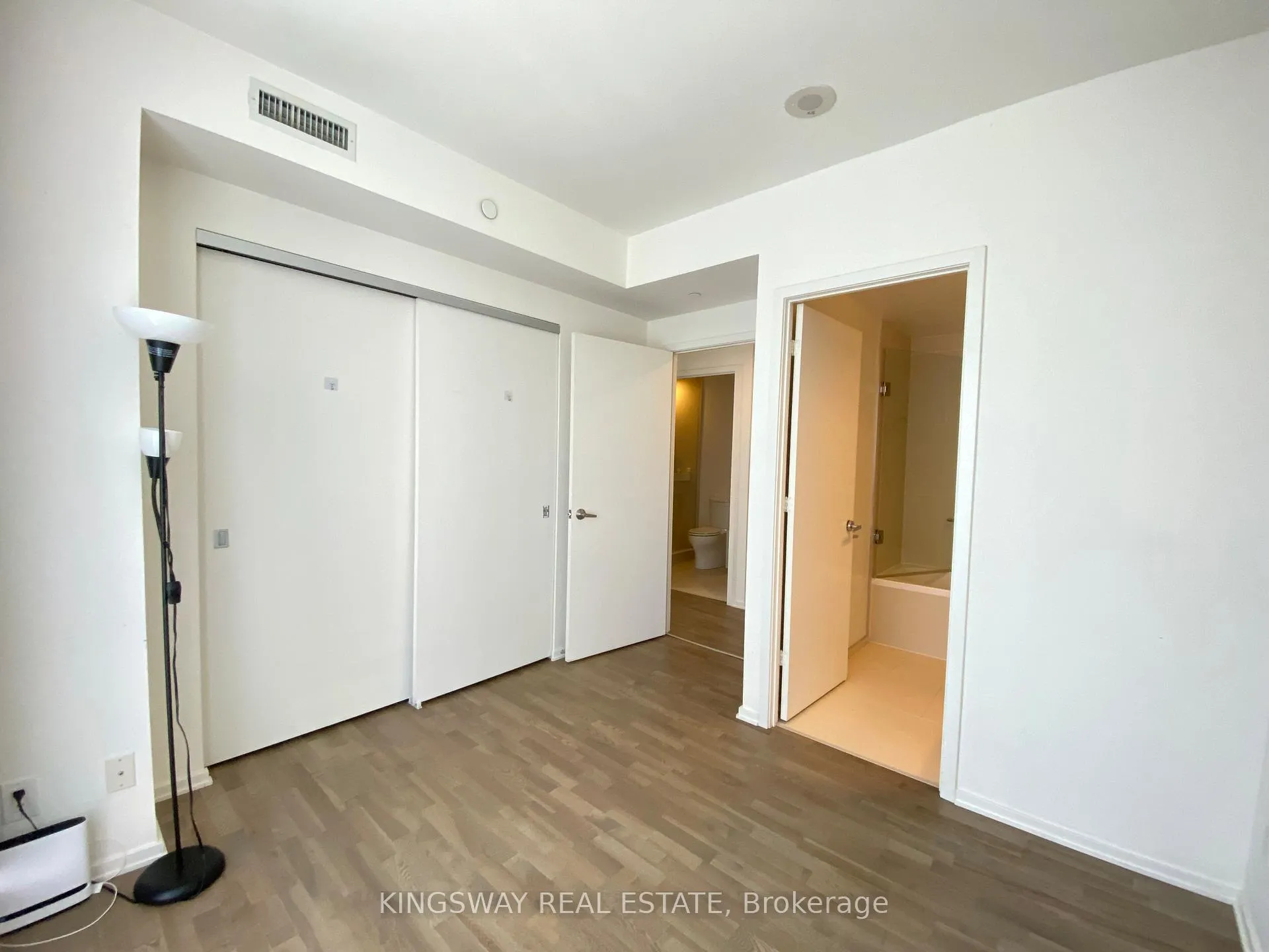 Photo 5 of Unit 1004, 1 Bloor Street E, Toronto, Church-Yonge Corridor — HOMEH