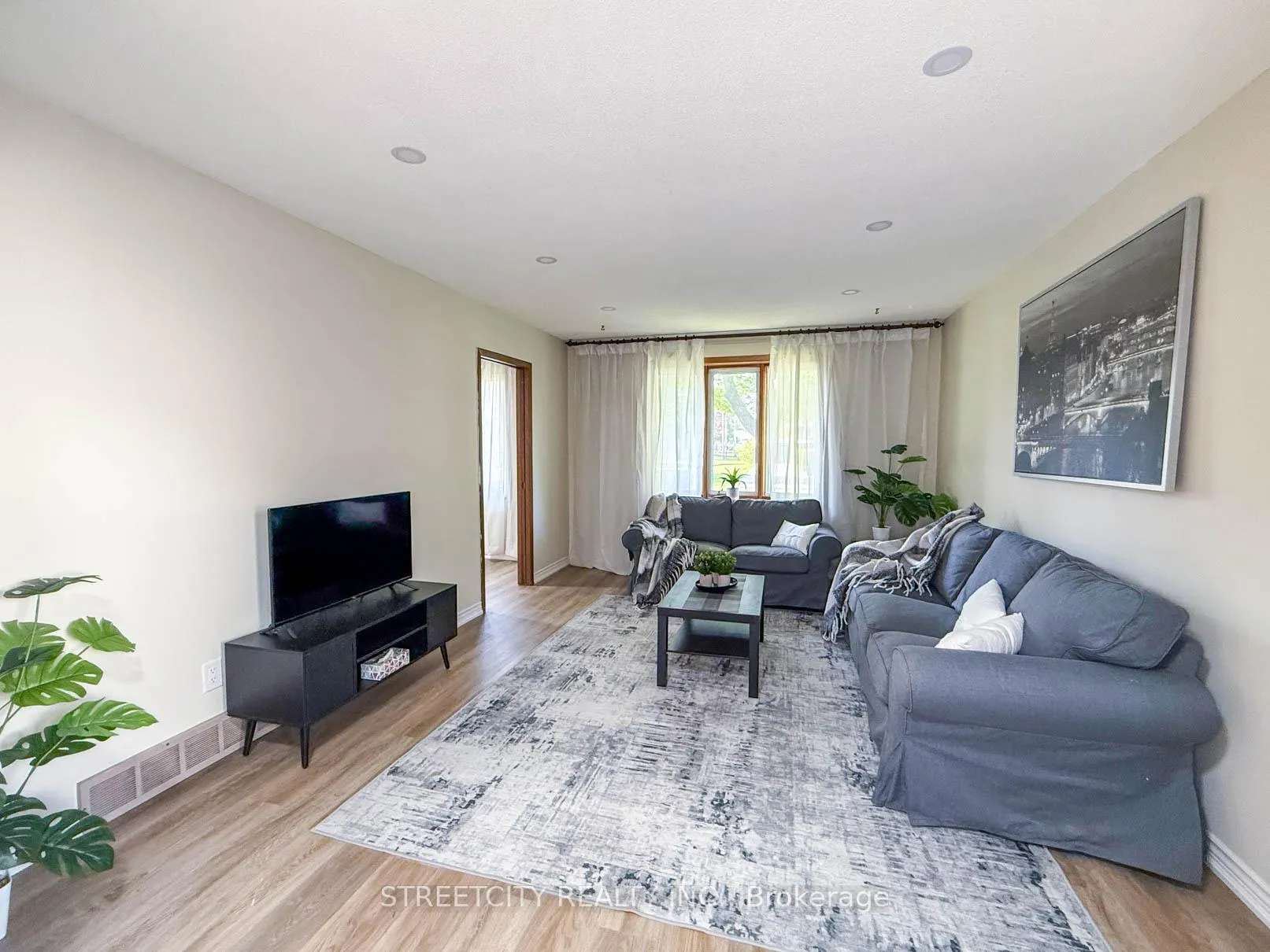 Photo 3 of 785 Ross Avenue, Sarnia — HOMEH
