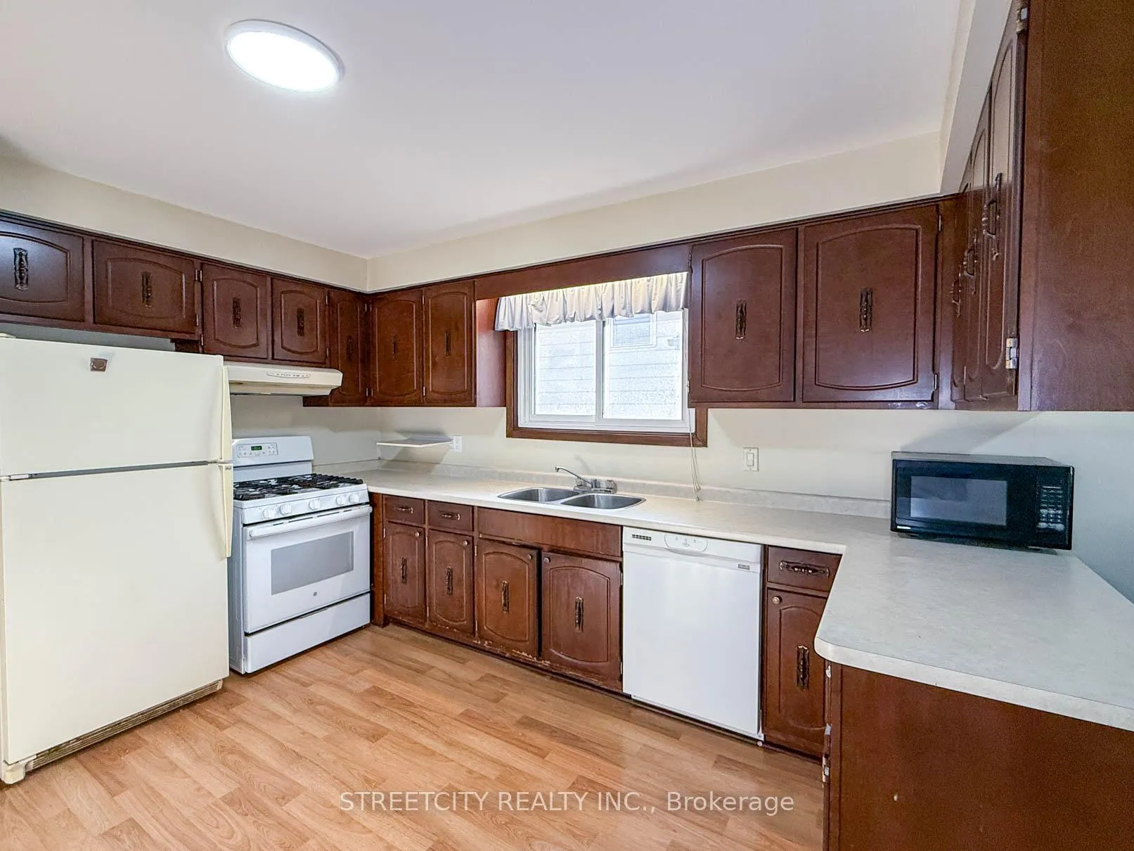 Photo 5 of 785 Ross Avenue, Sarnia — HOMEH