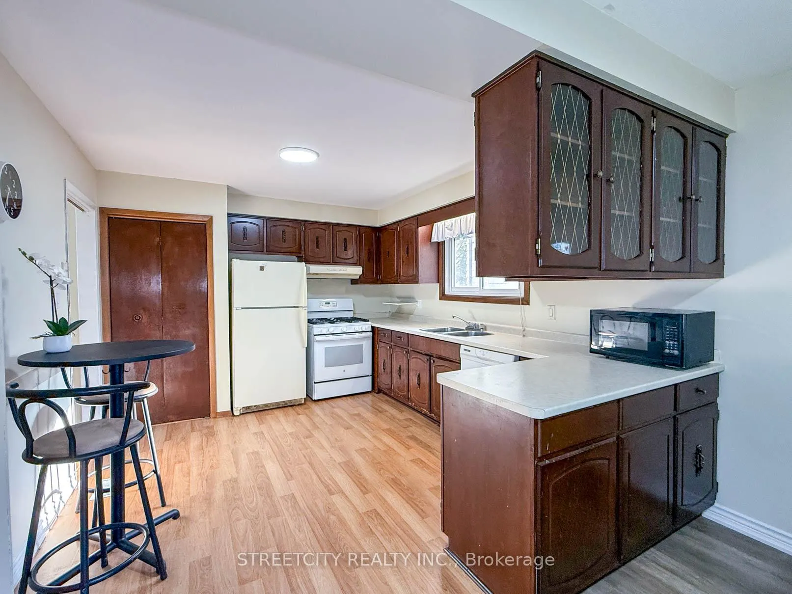 Photo 6 of 785 Ross Avenue, Sarnia — HOMEH