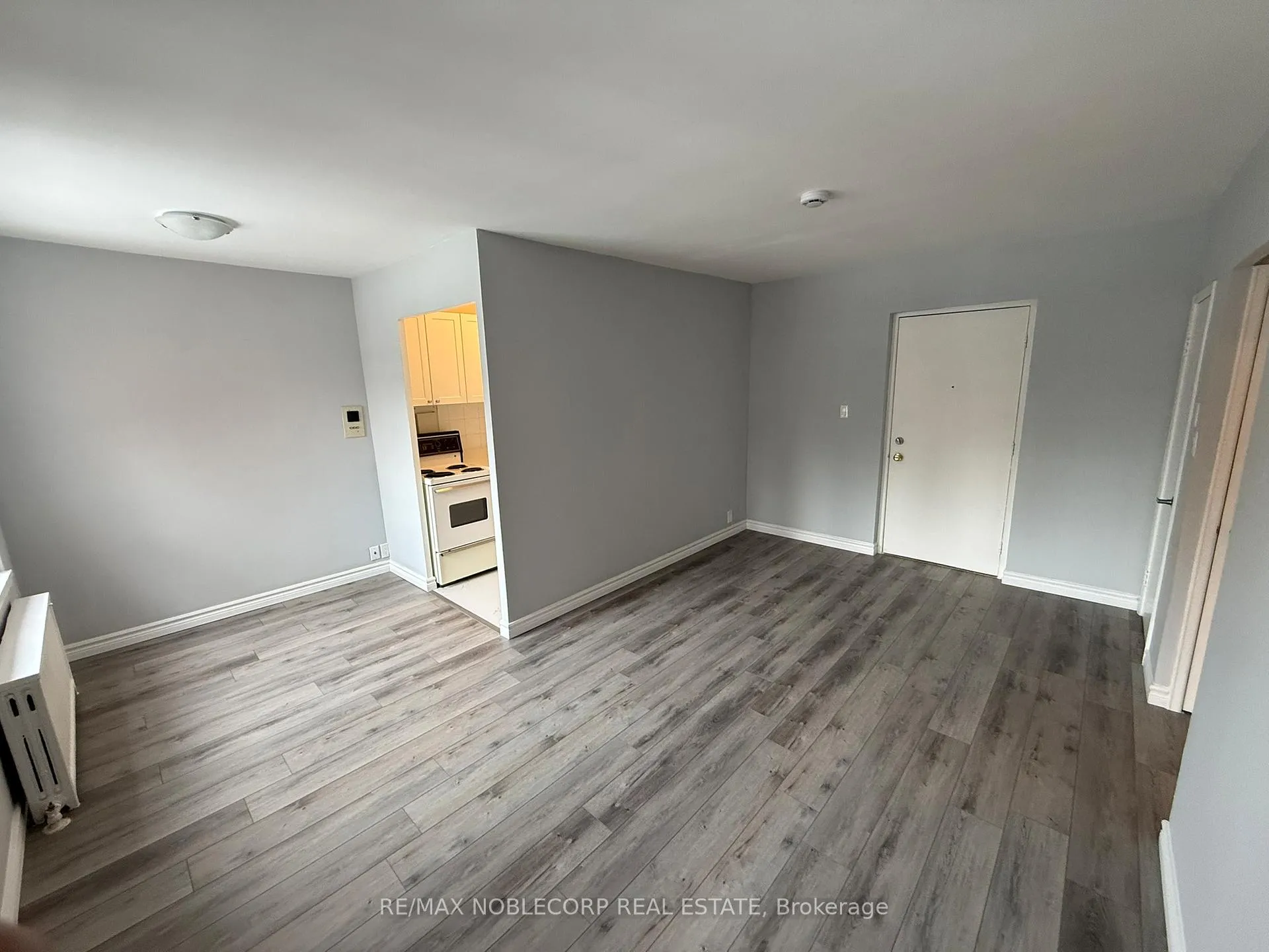 Photo 5 of Unit 212, 1315 Bayview Avenue, Toronto, Leaside — HOMEH