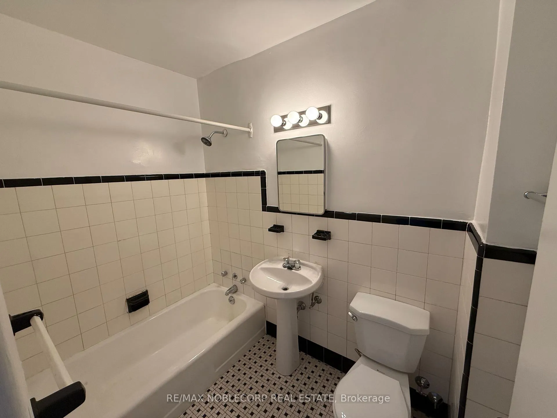 Photo 8 of Unit 212, 1315 Bayview Avenue, Toronto, Leaside — HOMEH