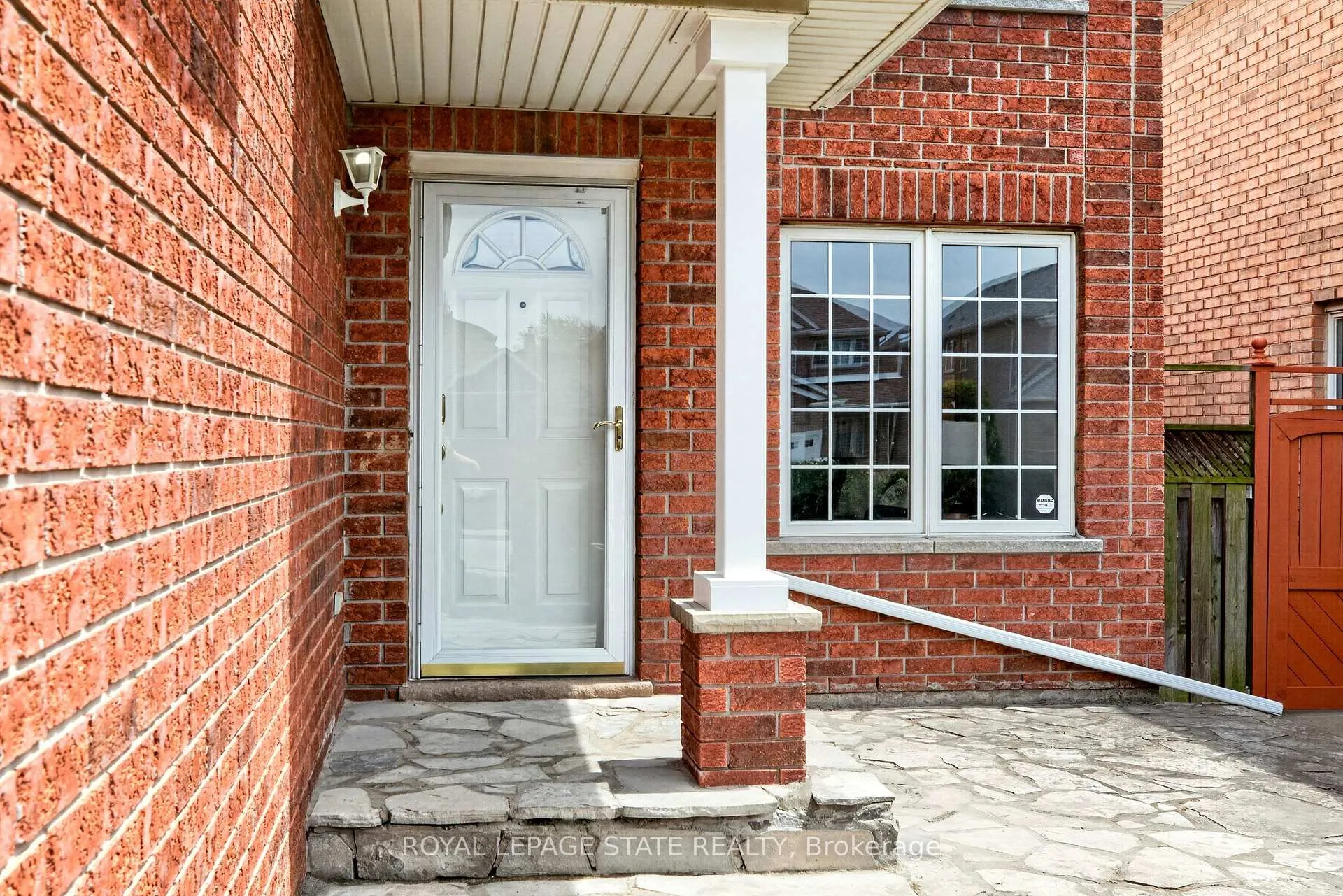 Photo 3 of 39 Distin Drive, Hamilton, Crerar — HOMEH